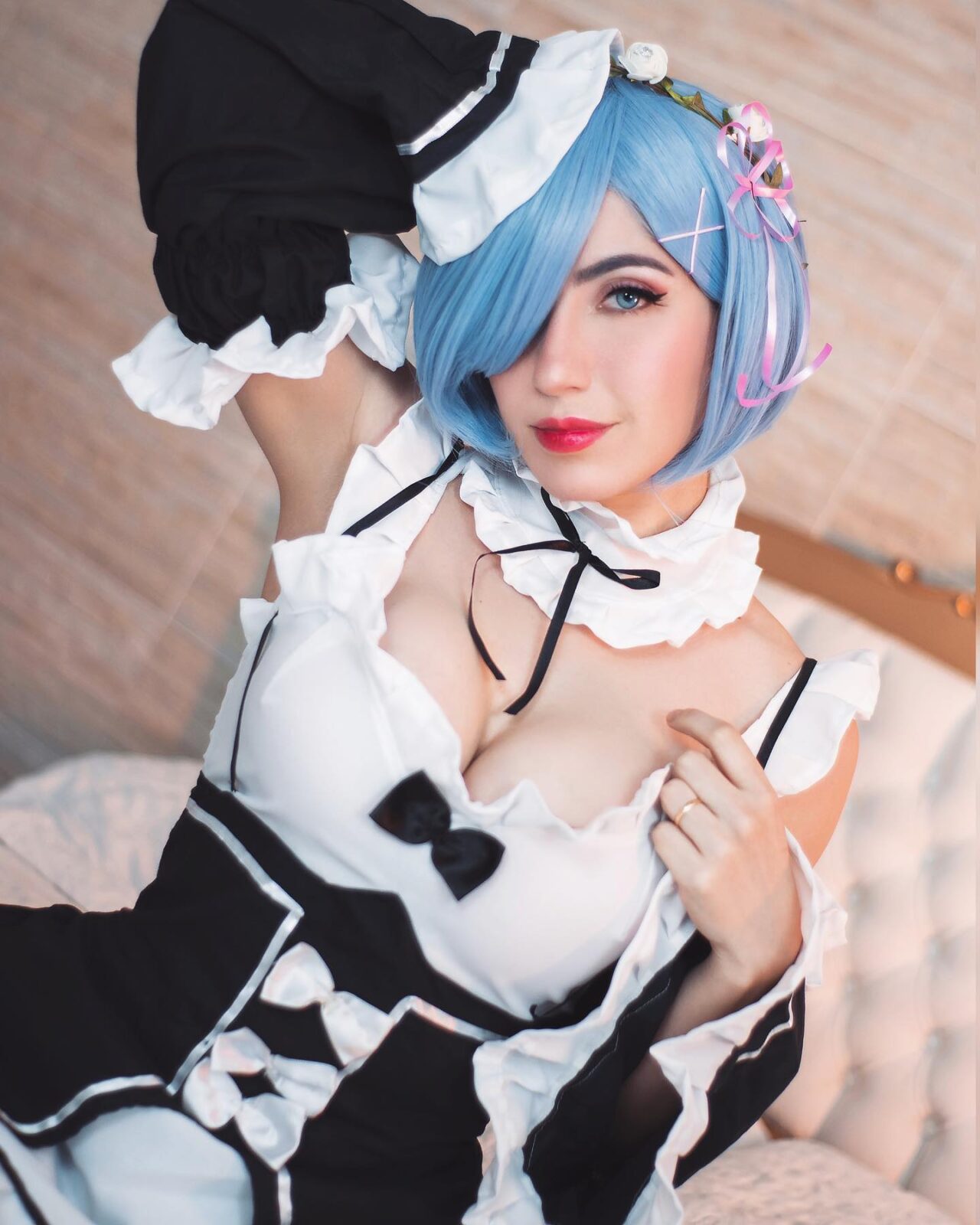 Fã de RE: Zero encanta com excepcional cosplay da Rem que traz a personagem à vida com perfeição