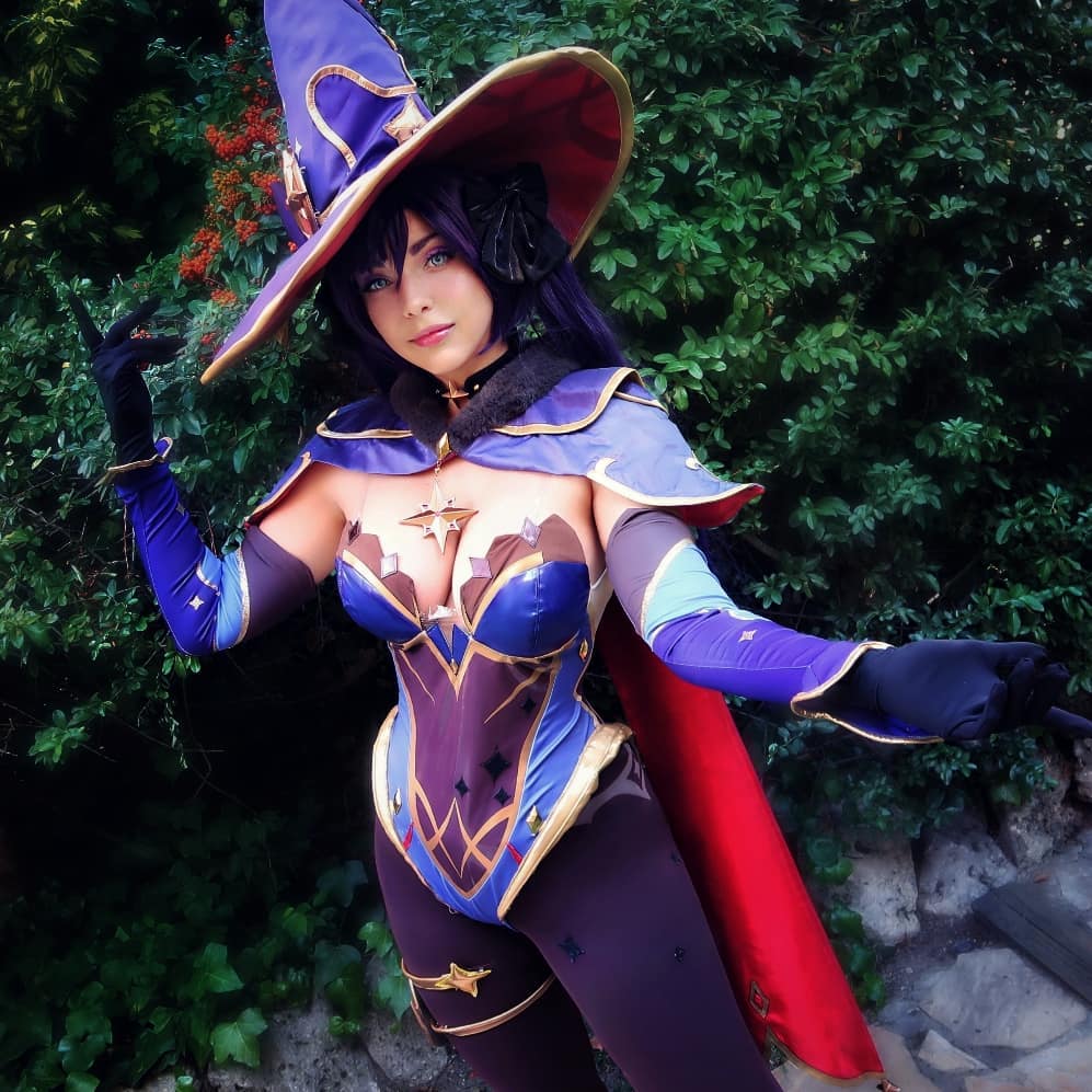 Cosplayer brilha ao interpretar perfeitamente a encantadora Mona Megistus de Genshin Impact 