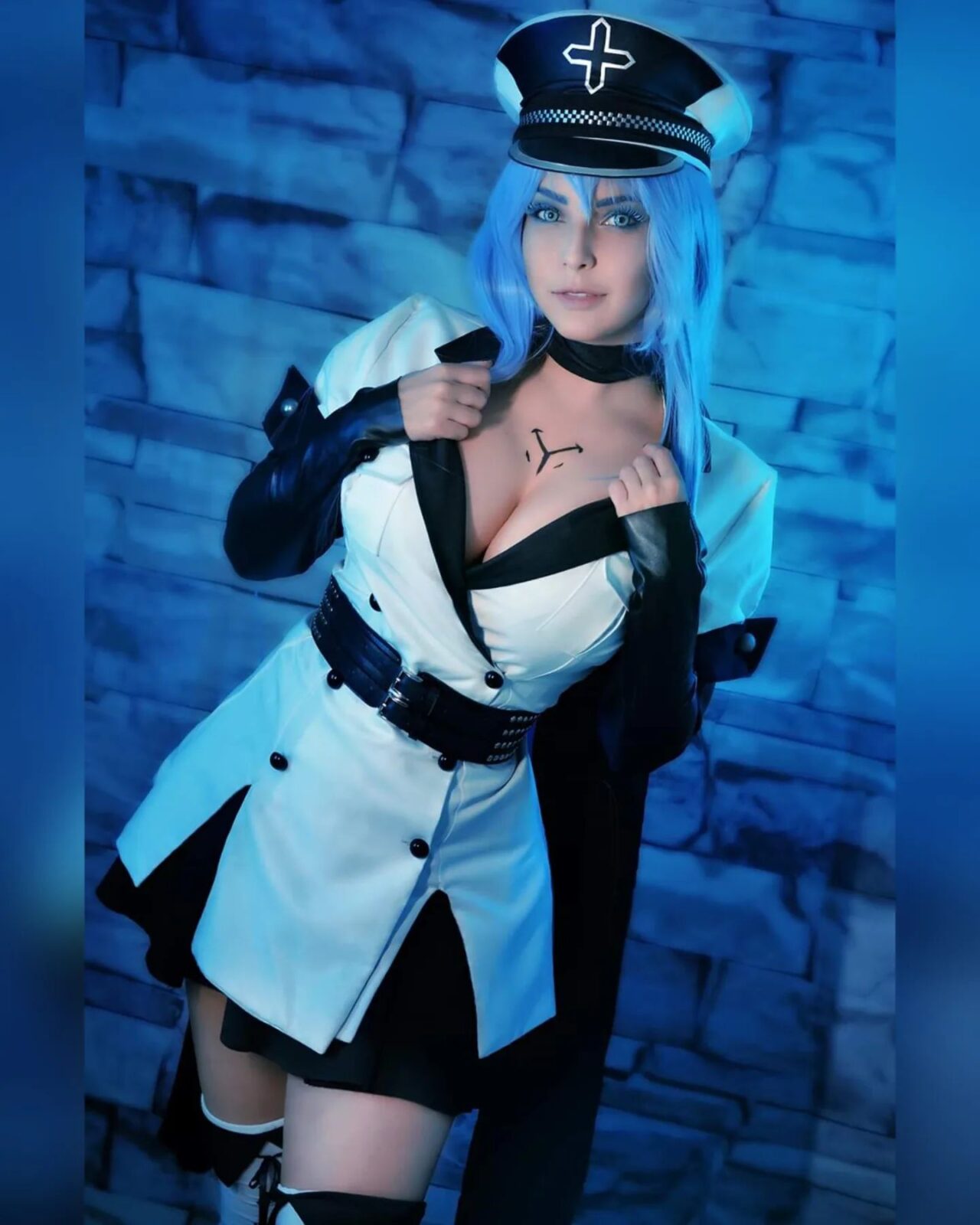 Cosplayer shermie_cos impressiona com interpretação impecável de Esdeath de Akame Ga Kill