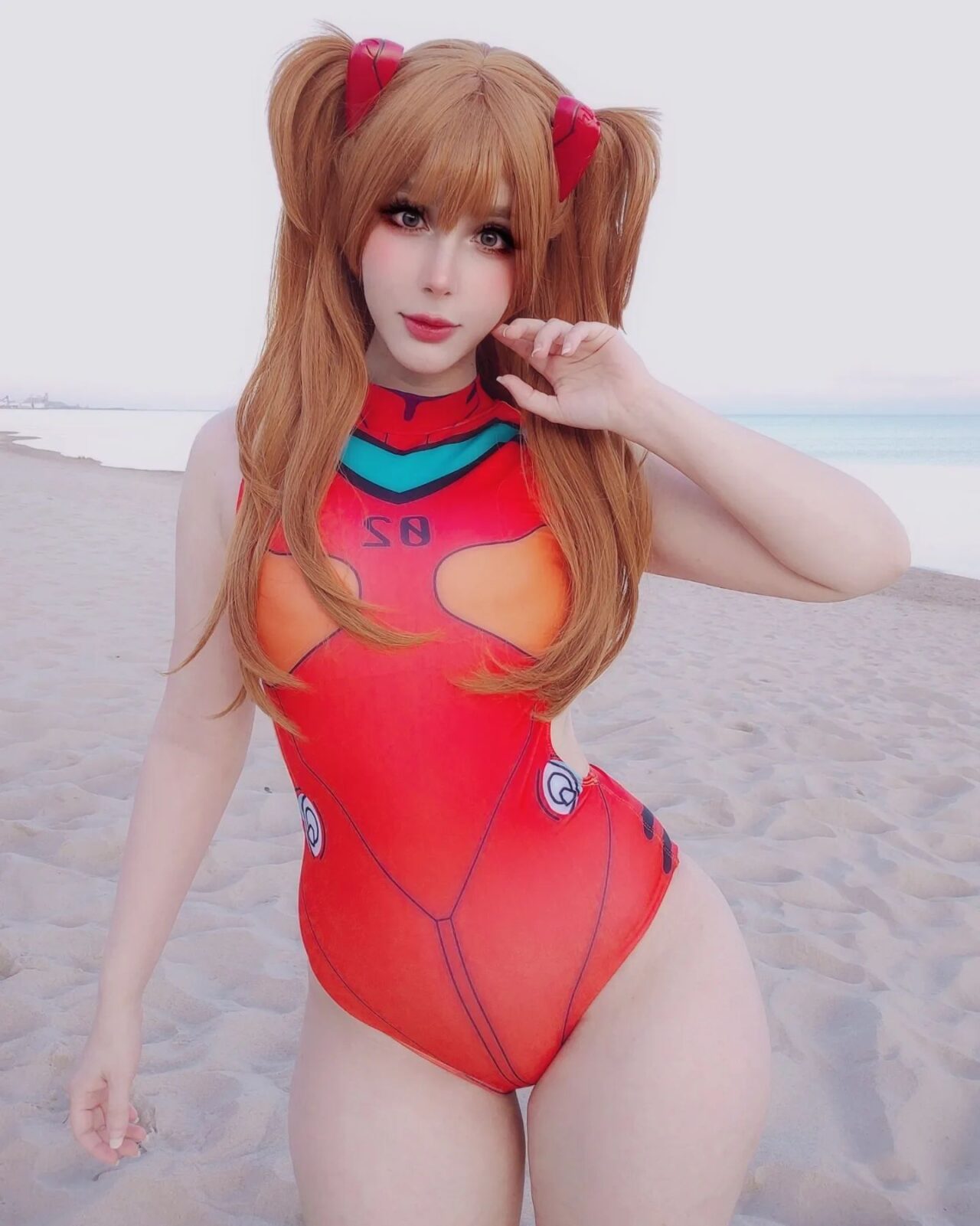 Fã arrasa com cosplay perfeito de Asuka Soryu de Neon Genesis Evangelion na praia