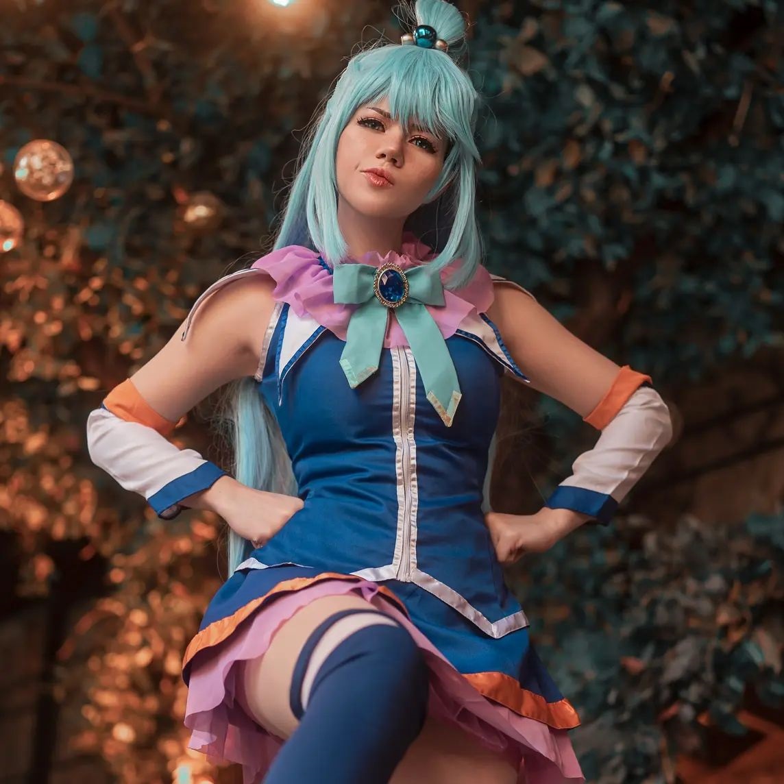 Modelo Komori fez um apaixonante cosplay de Aqua de Konosuba