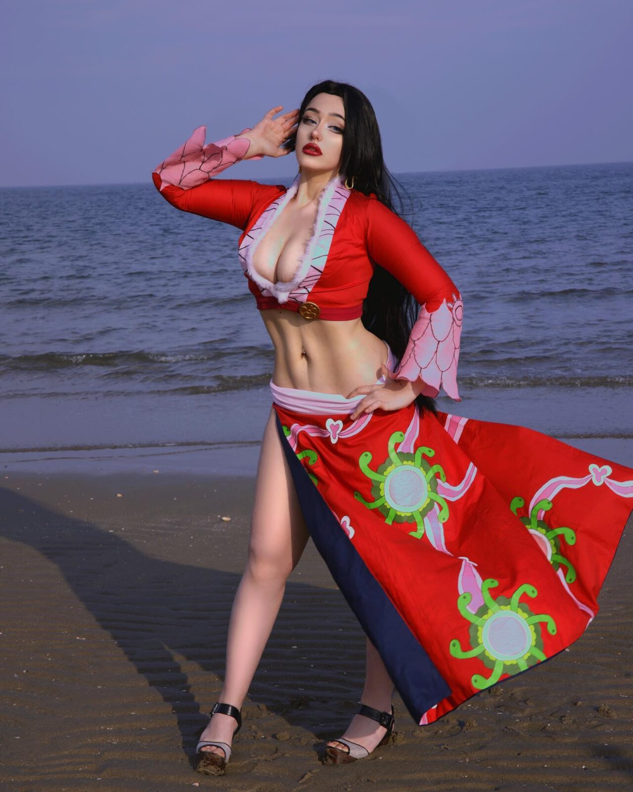 Modelo hana.cos fez um ousado cosplay da Boa Hancock de One Piece