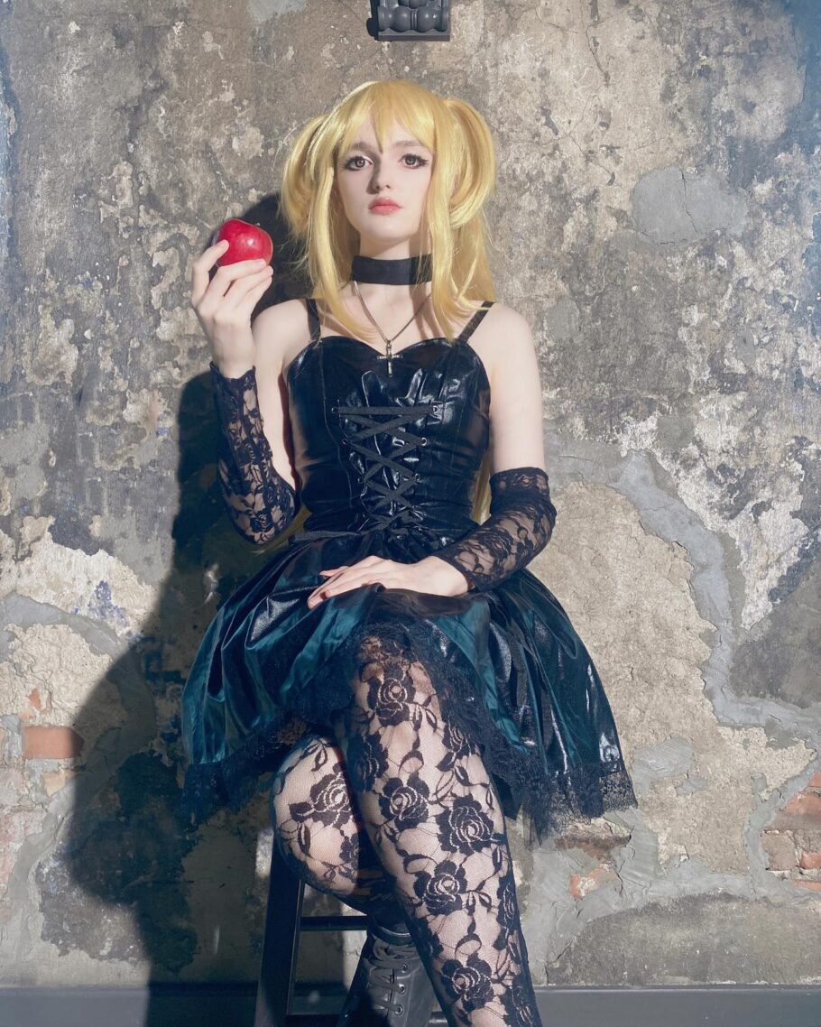 Modelo foggycattt realiza um cosplay esplêndido e apaixonante de Misa