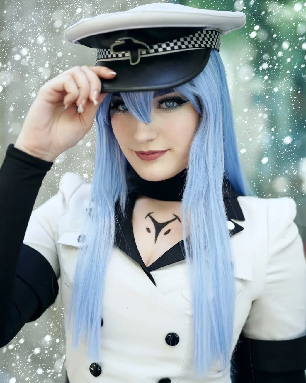 Cosplayer fae.eerie brilha com sua incrível interpretação de Esdeath de Akame Ga Kill