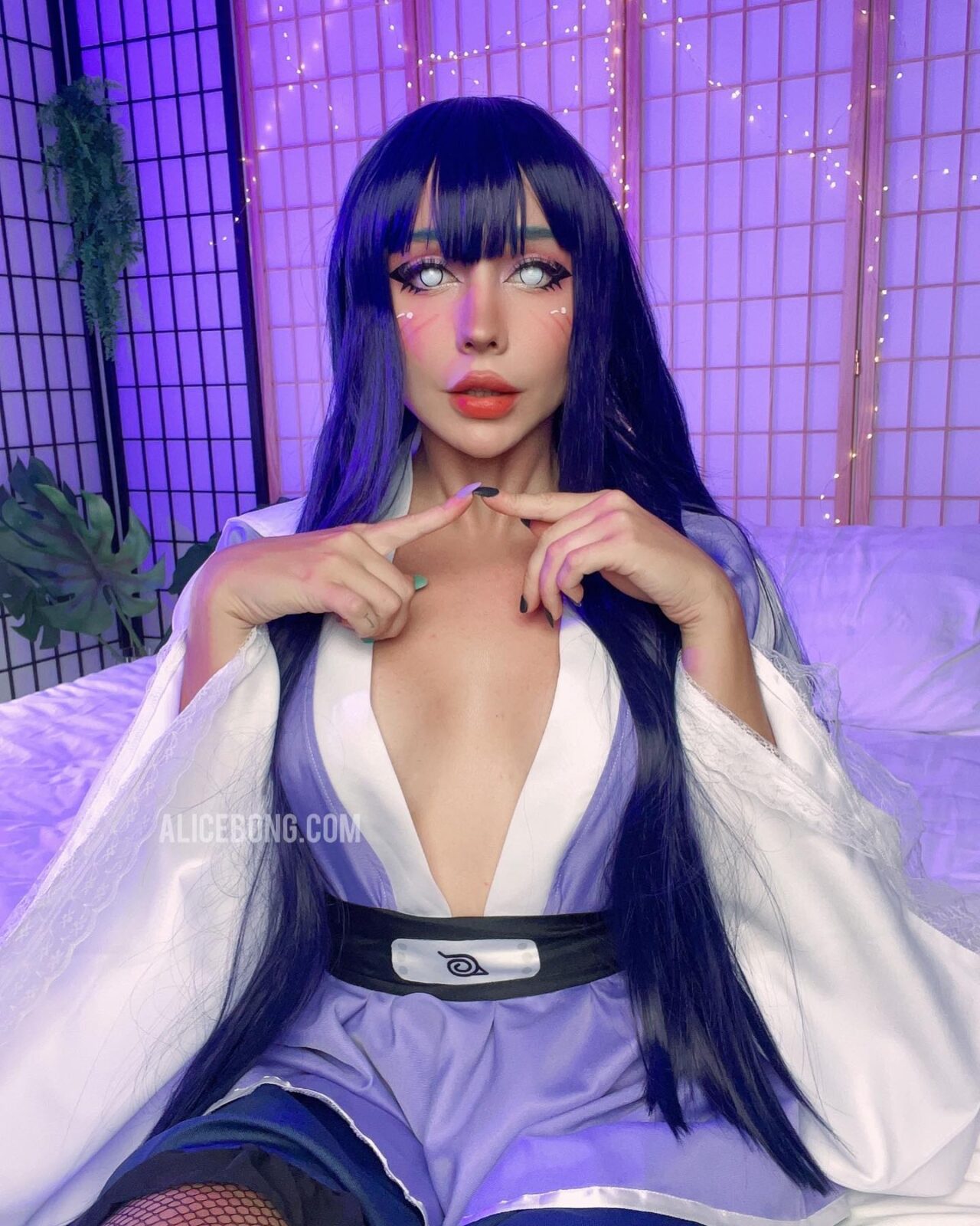 Modelo hheadshhot fez um sedutor cosplay da Hinata de Naruto