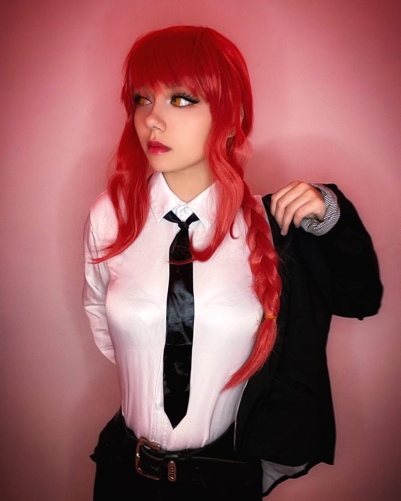 Modelo haiku_cosplay encanta com um apaixonante cosplay da Makima de Chainsaw Man