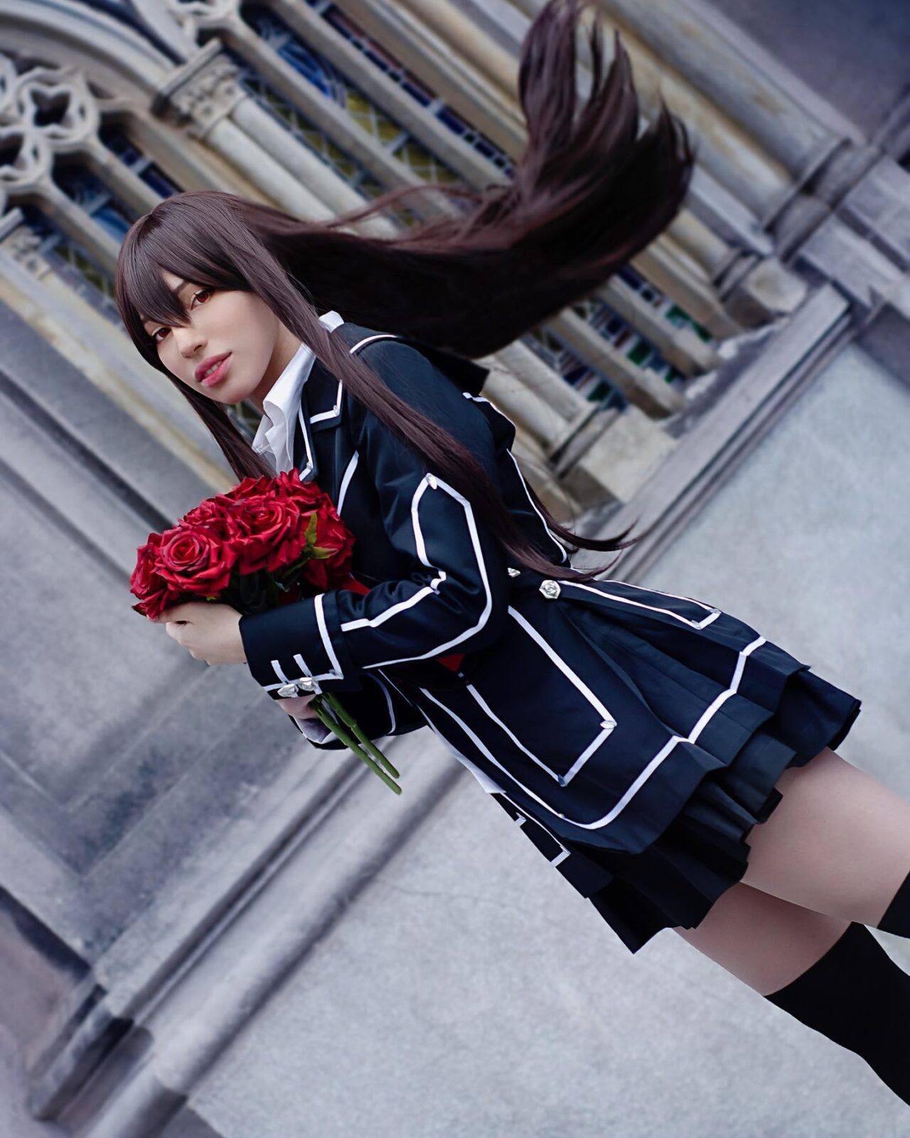 Modelo gabymoonbie encanta com impressionante cosplay de Yuki Cross de Vampire Knight