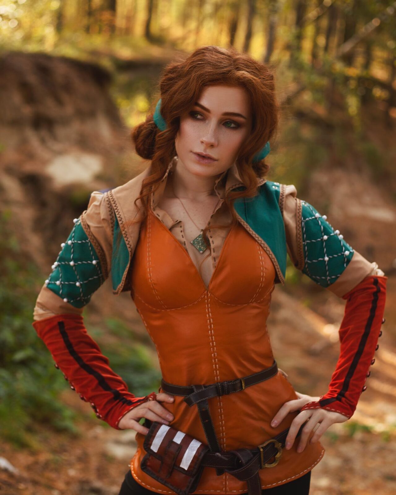 Cosplayer brilha ao retratar a encantadora Triss Merigold em um cosplay de tirar o fôlego