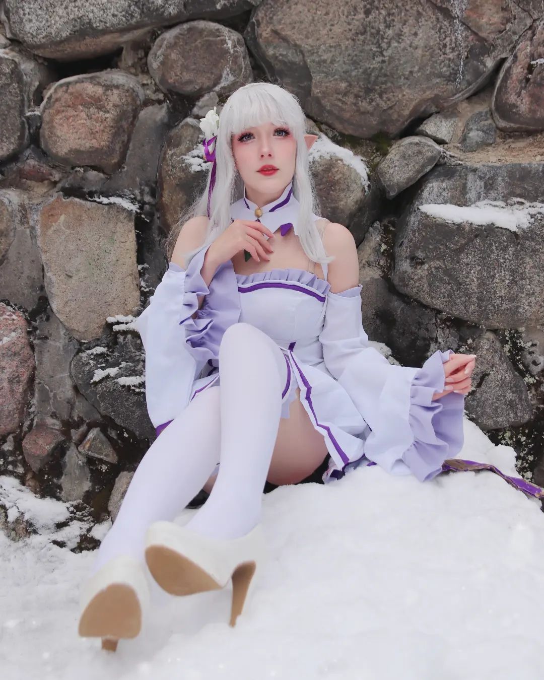 Modelo sweet.kitsune fez um instigante cosplay da Emilia de Re: Zero