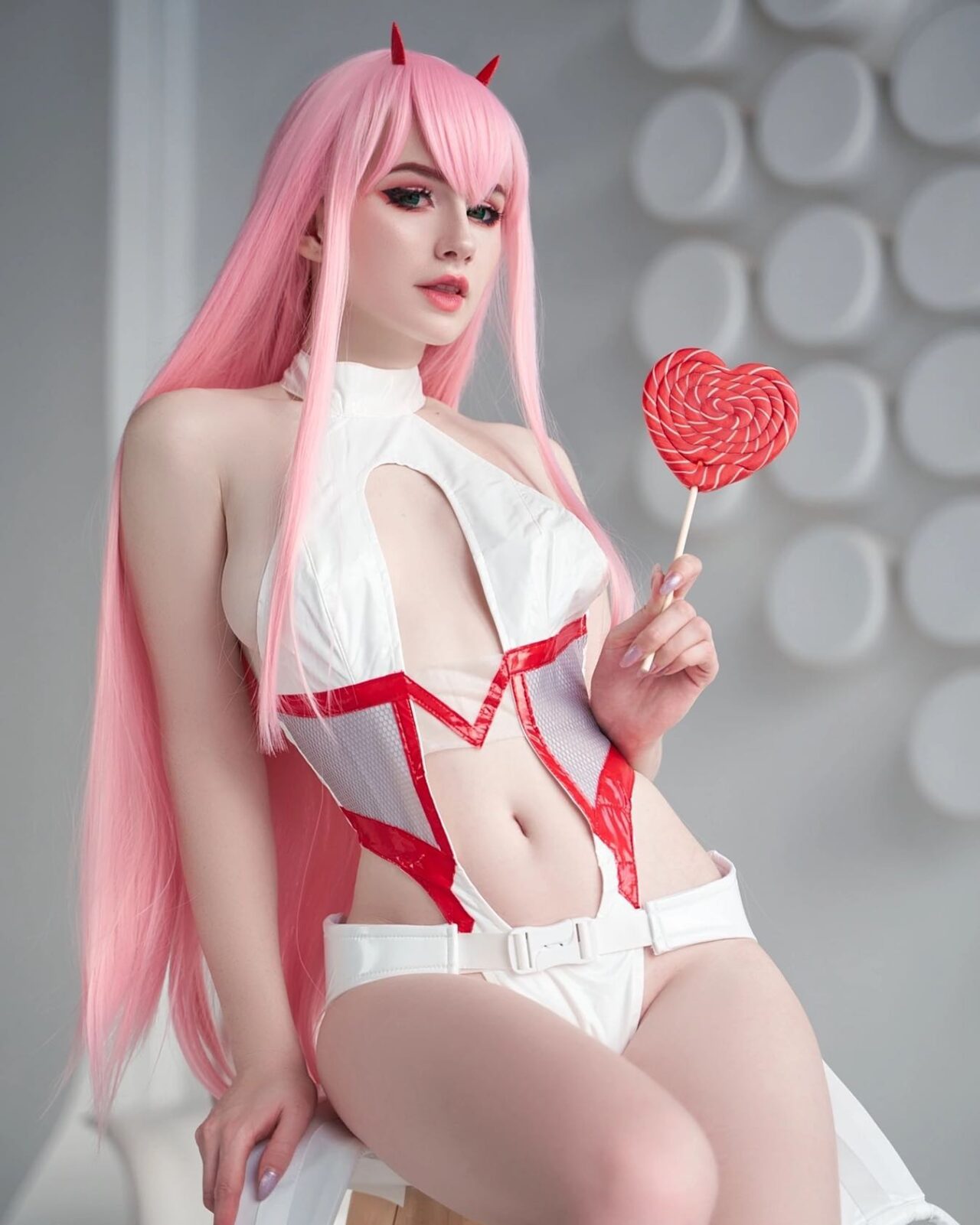 Modelo likeassassin fez um provocante cosplay da Zero Two de Darling in The Franxx