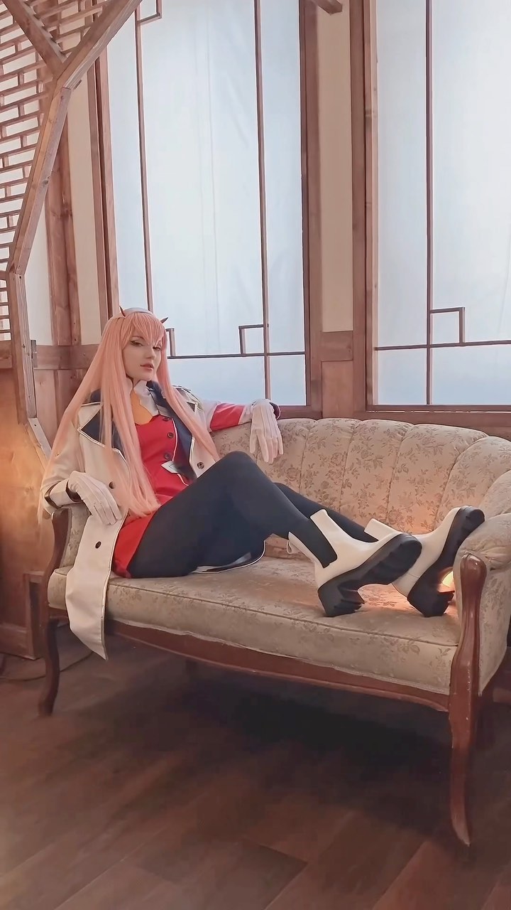 Modelo v31141 fez um apaixonante cosplay da Zero Two de Darling in The Franxx