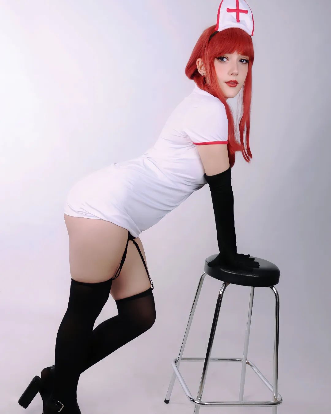 Modelo sweet.kitsune fez um ousado cosplay da Makima de Chainsaw Man