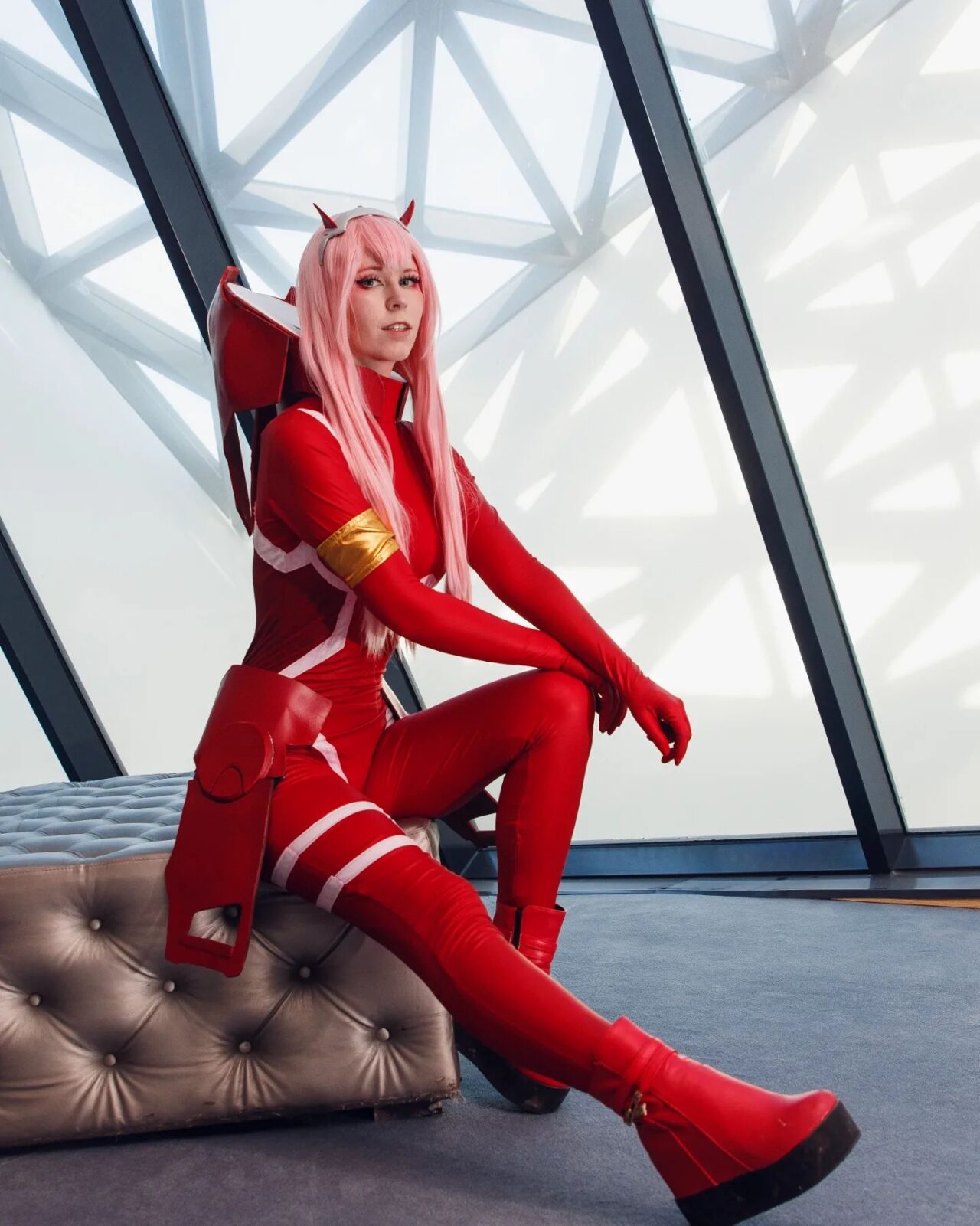 Modelo ereneruu_ encanta com um lindo cosplay da Zero Two de Darling in The Franxx