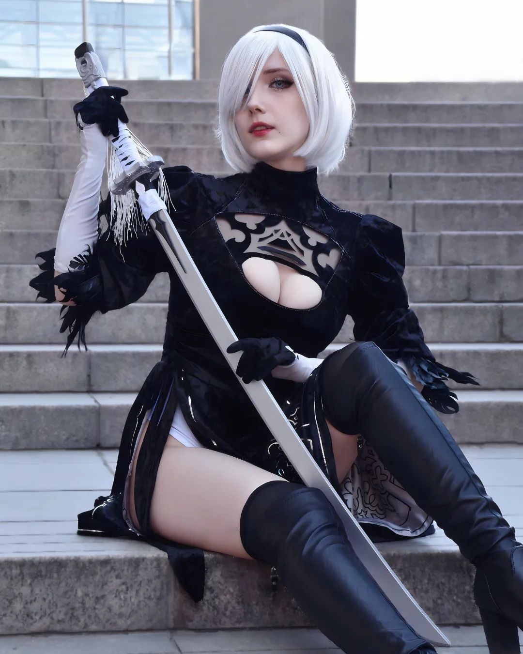 Modelo sweet.kitsune fez um audaz cosplay da 2B de Nier Automata