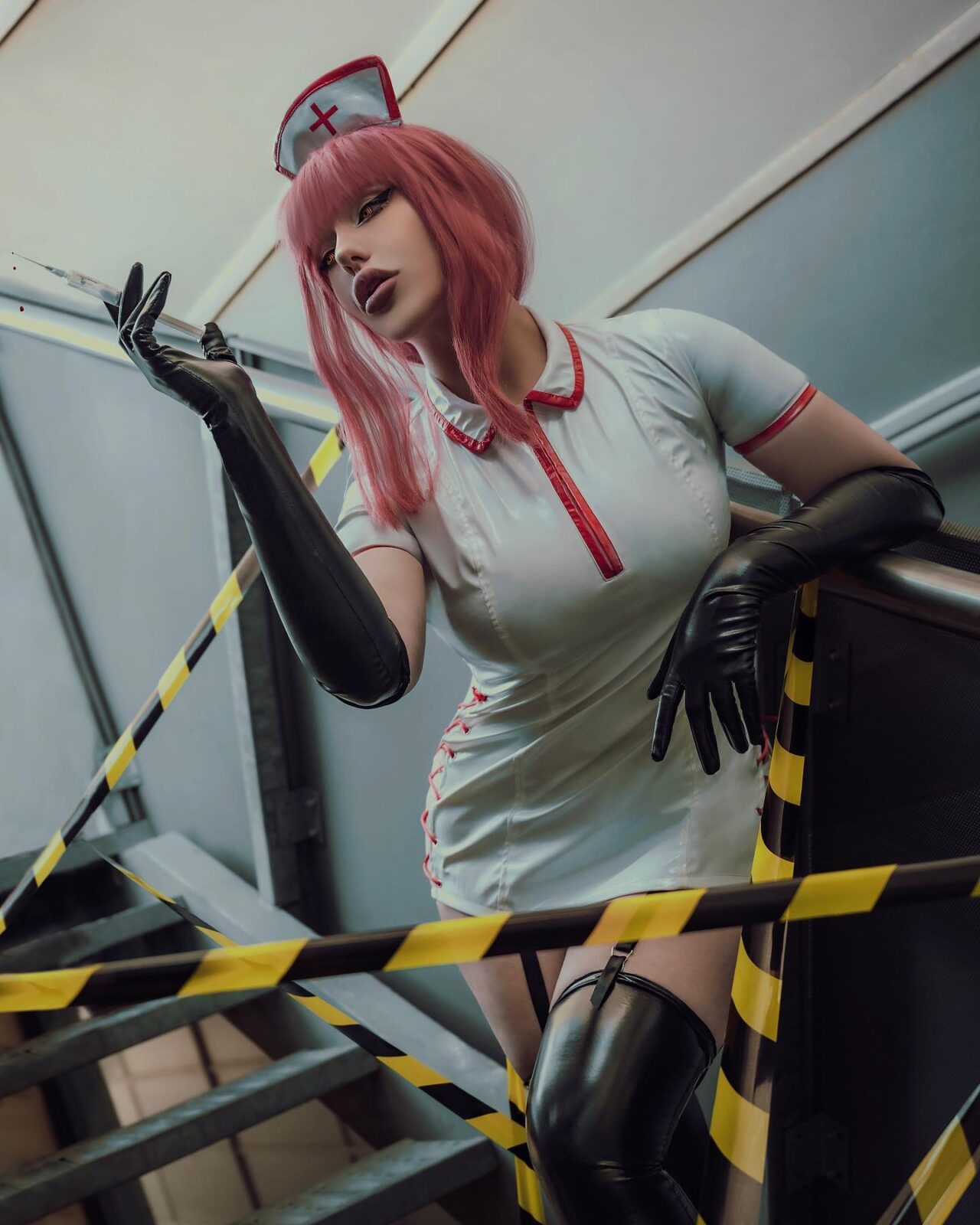 Modelo hana.cos fez um atraente cosplay de enfermeira da Makima de Chainsaw Man