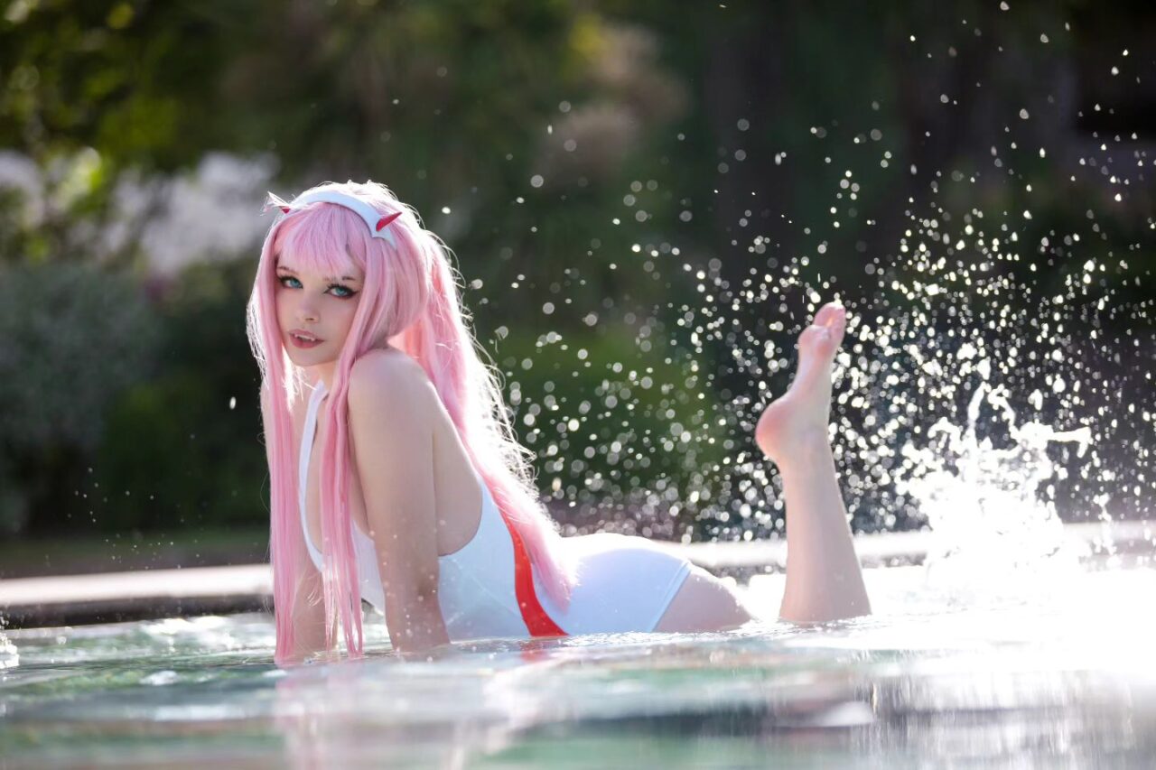 Modelo xhemyd fez um ousado cosplay da Zero Two de Darling in The Franxx