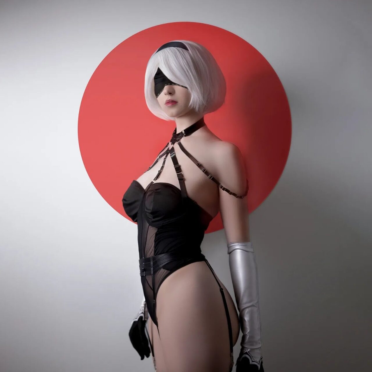 Modelo fortuna.ros666 fez um ousado cosplay da 2B de Nier Automata