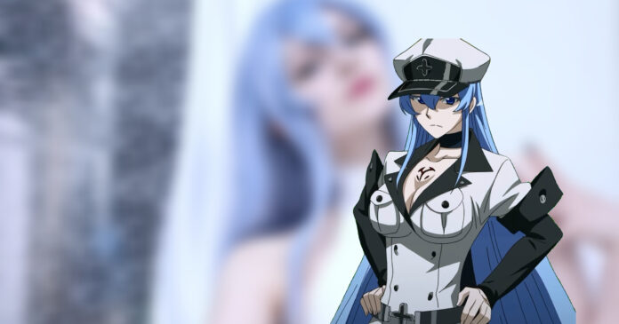 Modelo encanta com impressionante cosplay da vilã Esdeath de Akame Ga Kill em um visual super envolvente