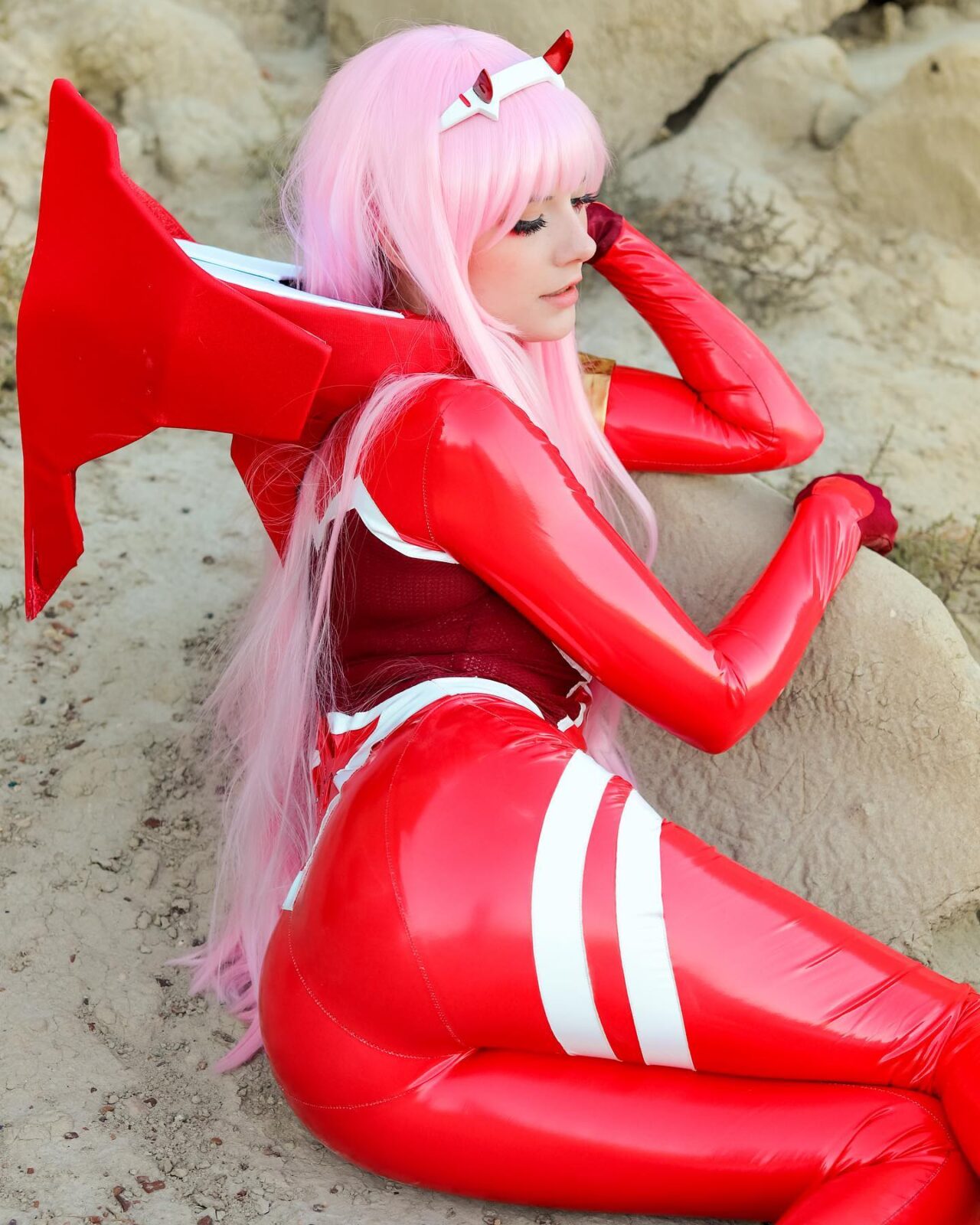 Cosplayer canadense brilha com seu incrível cosplay da sensacional Zero Two de Darling in the Franxx