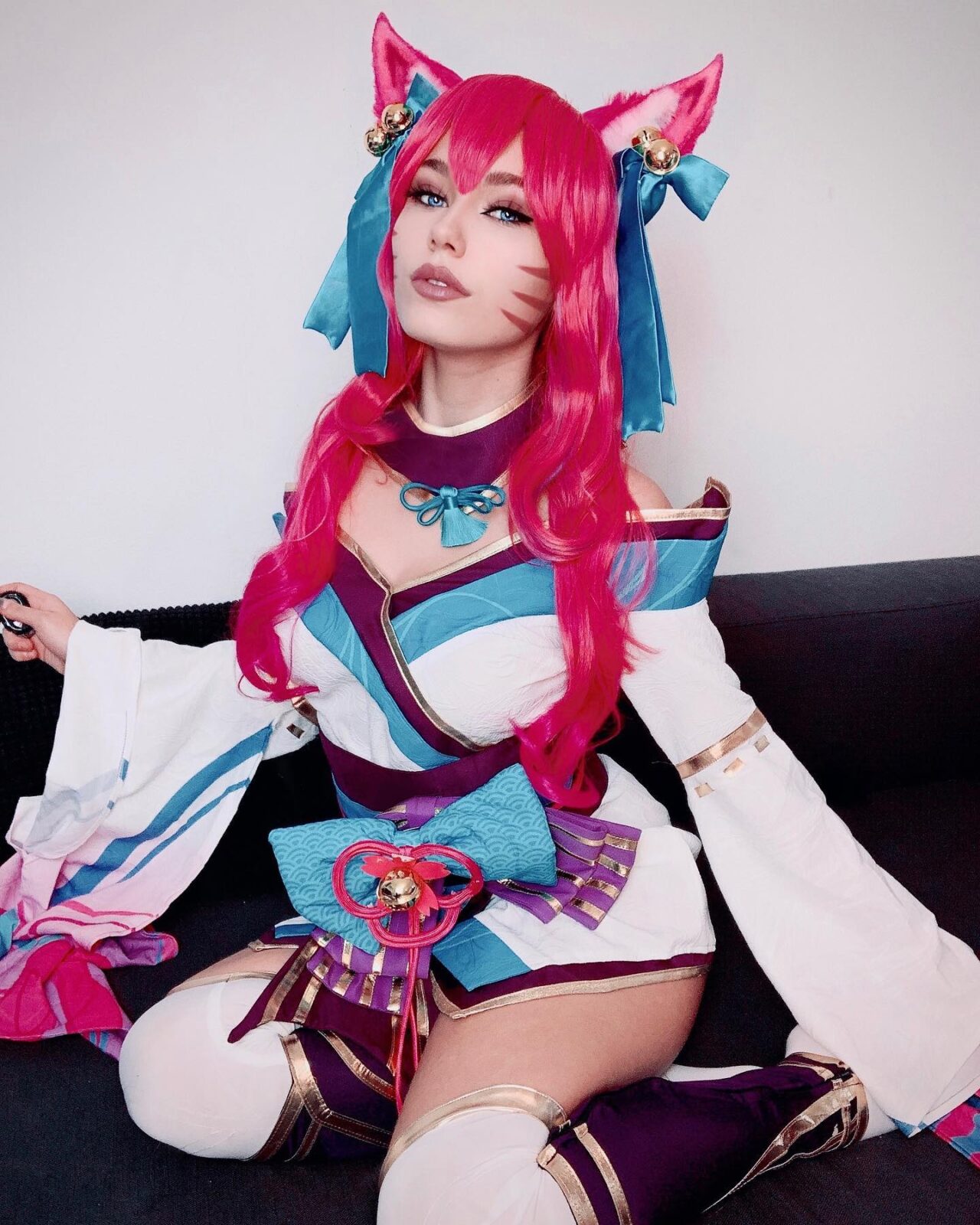 Modelo yukimi_cosplay realiza um magnifico e arrebatador cosplay da Ahri na skin Florescer Espiritual de League of Legends