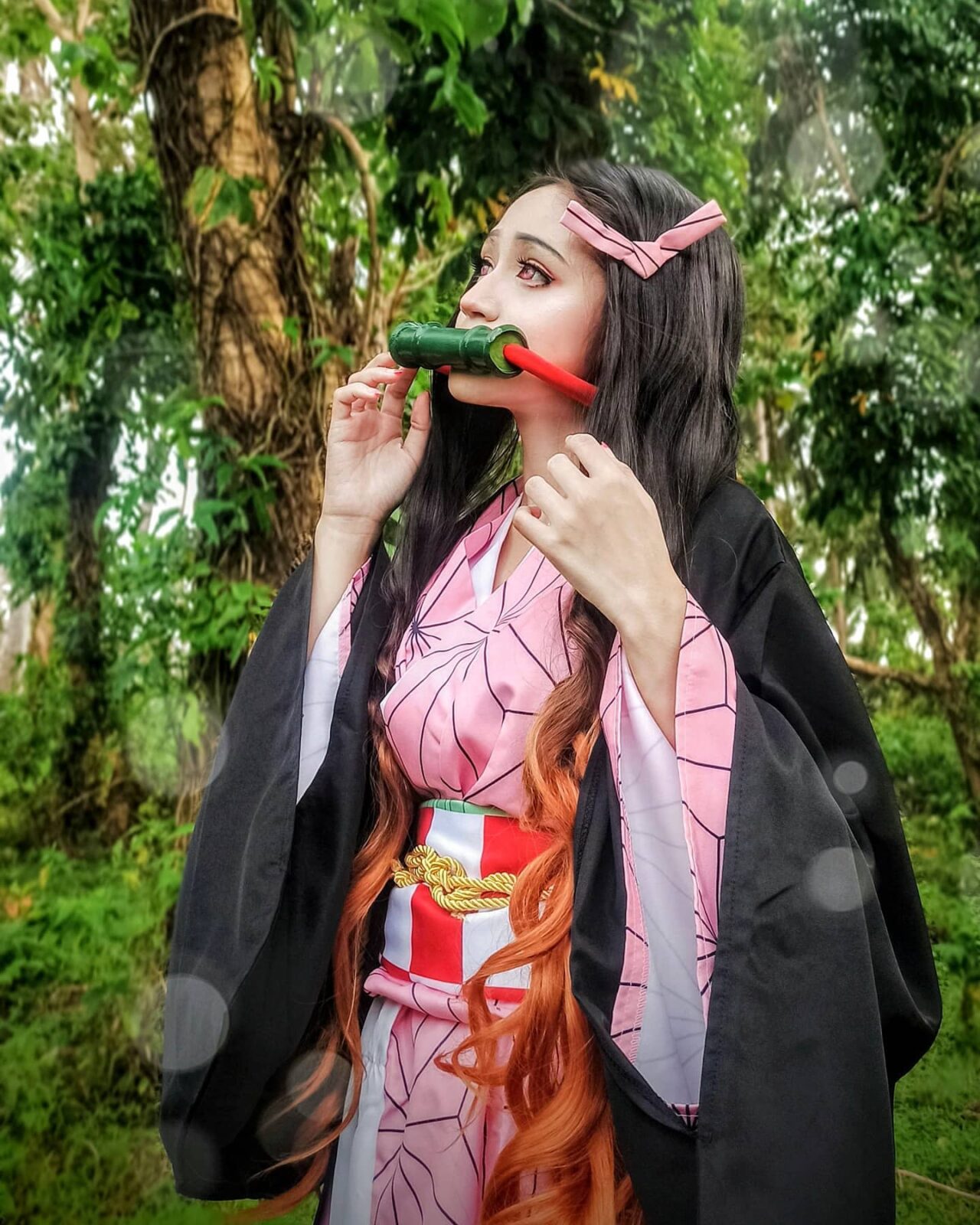 Modelo jeanne.velasco05 fez um encantador cosplay da Nezuko de Demon Slayer