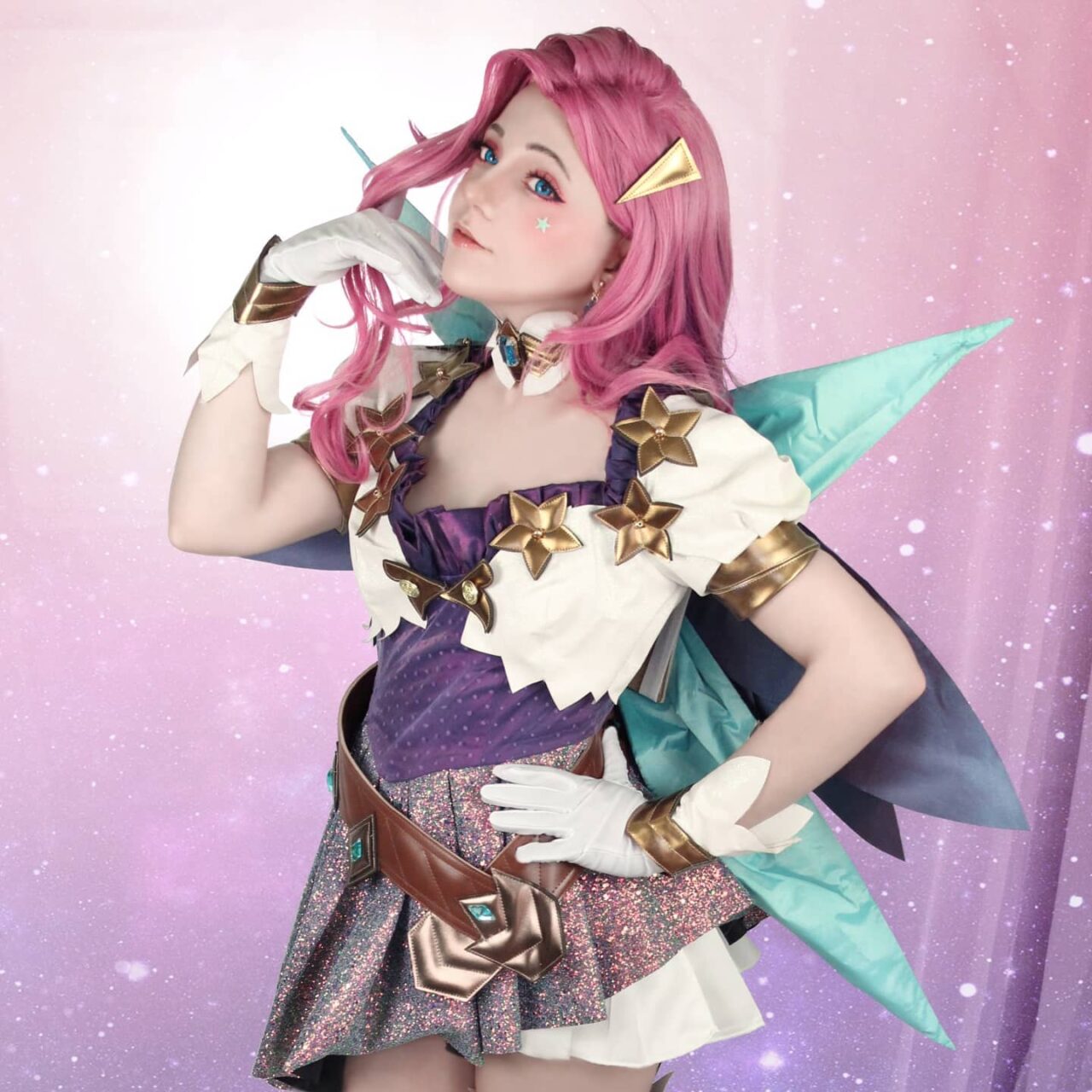 Perfeita recriação da cosplayer xeruchan.cosplay traz à vida a icônica Seraphine de League of Legends