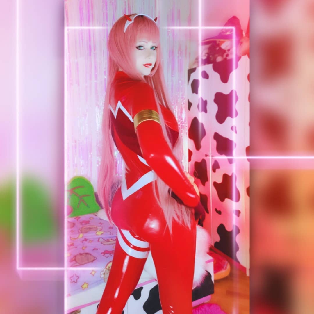 Modelo roxy_madness extravasa com um encantador cosplay da Zero Two de Darling in The Franxx