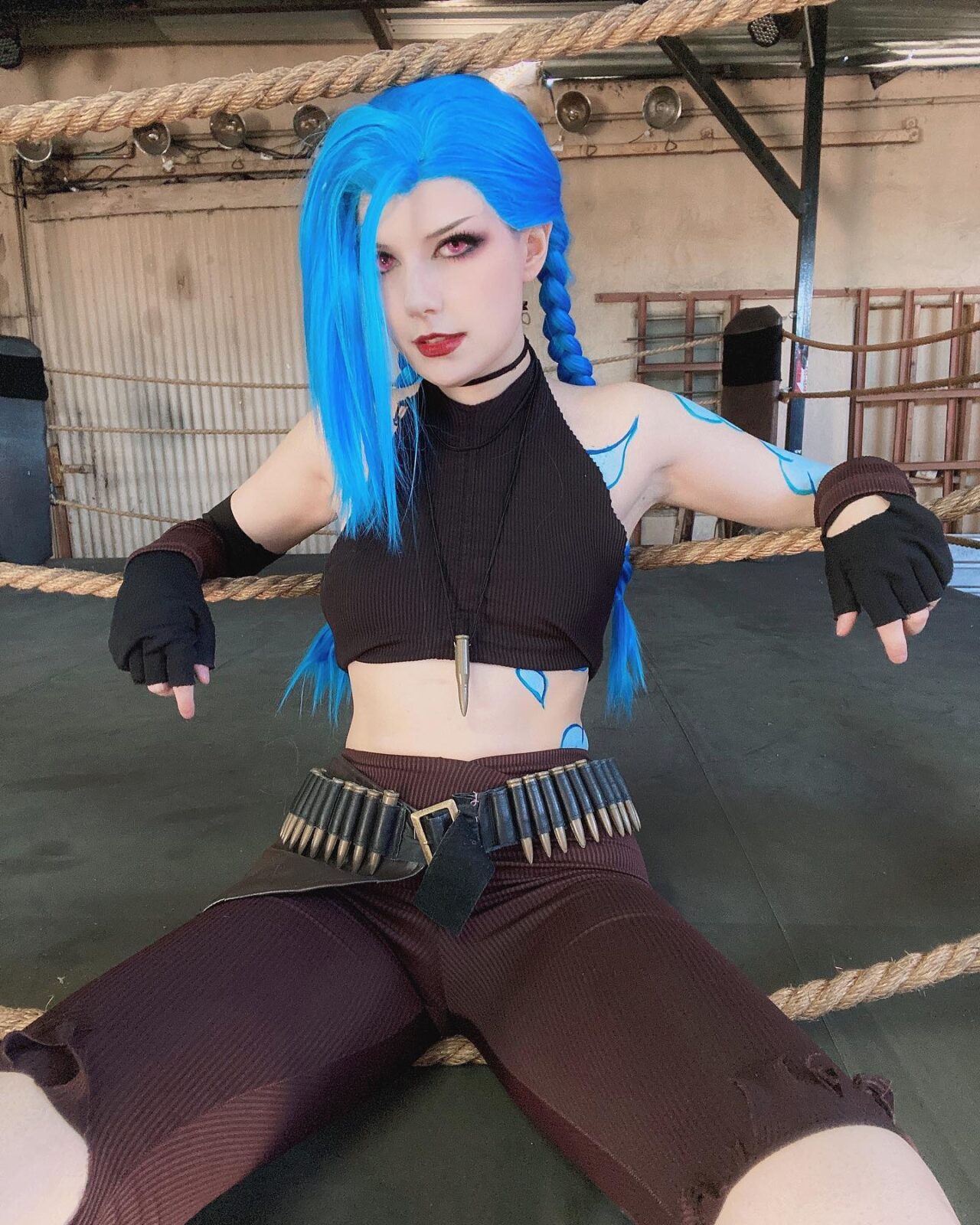 Fã de League of Legends brilha com incrível transformação da icônica Jinx em cosplay impactante