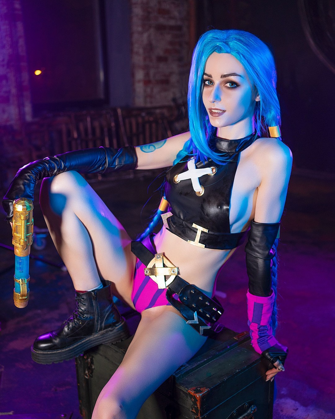 Modelo arrasa com transformação impressionante da icônica Jinx de League of Legends