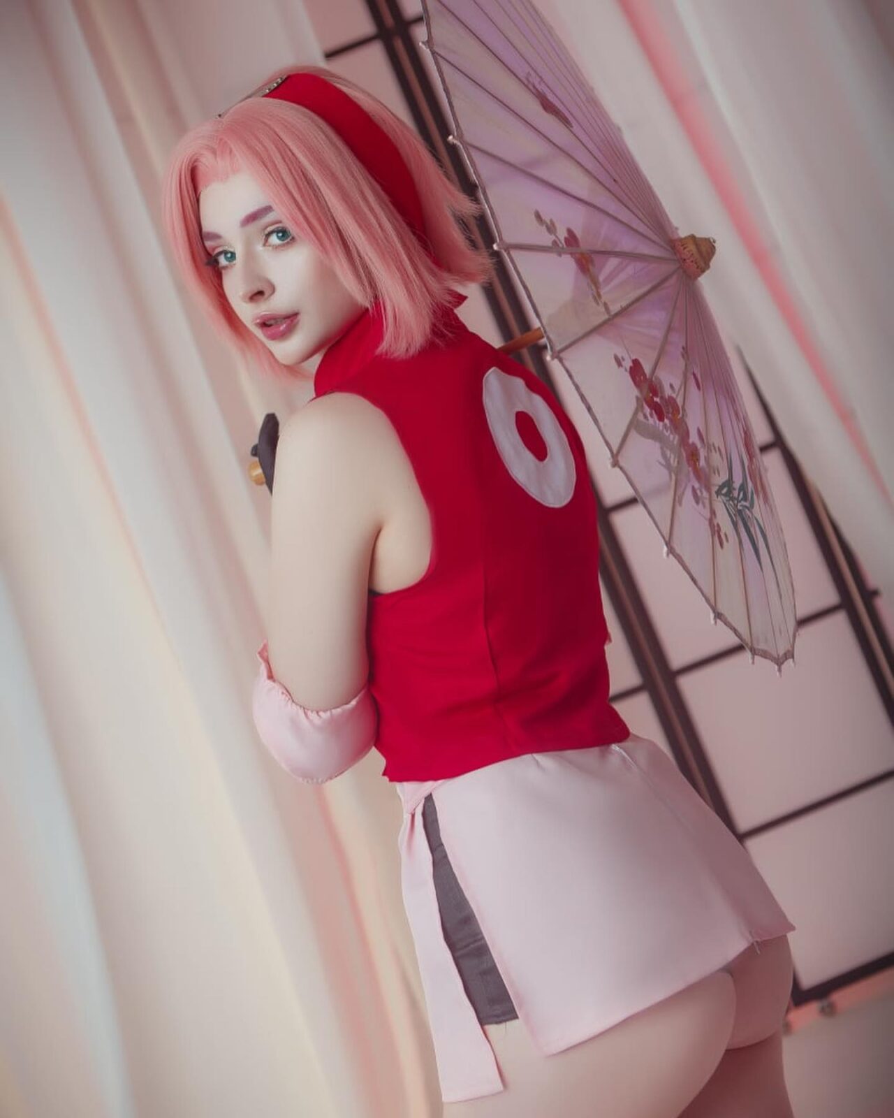 Modelo daria_khime fez um apaixonante cosplay da Sakura de Naruto