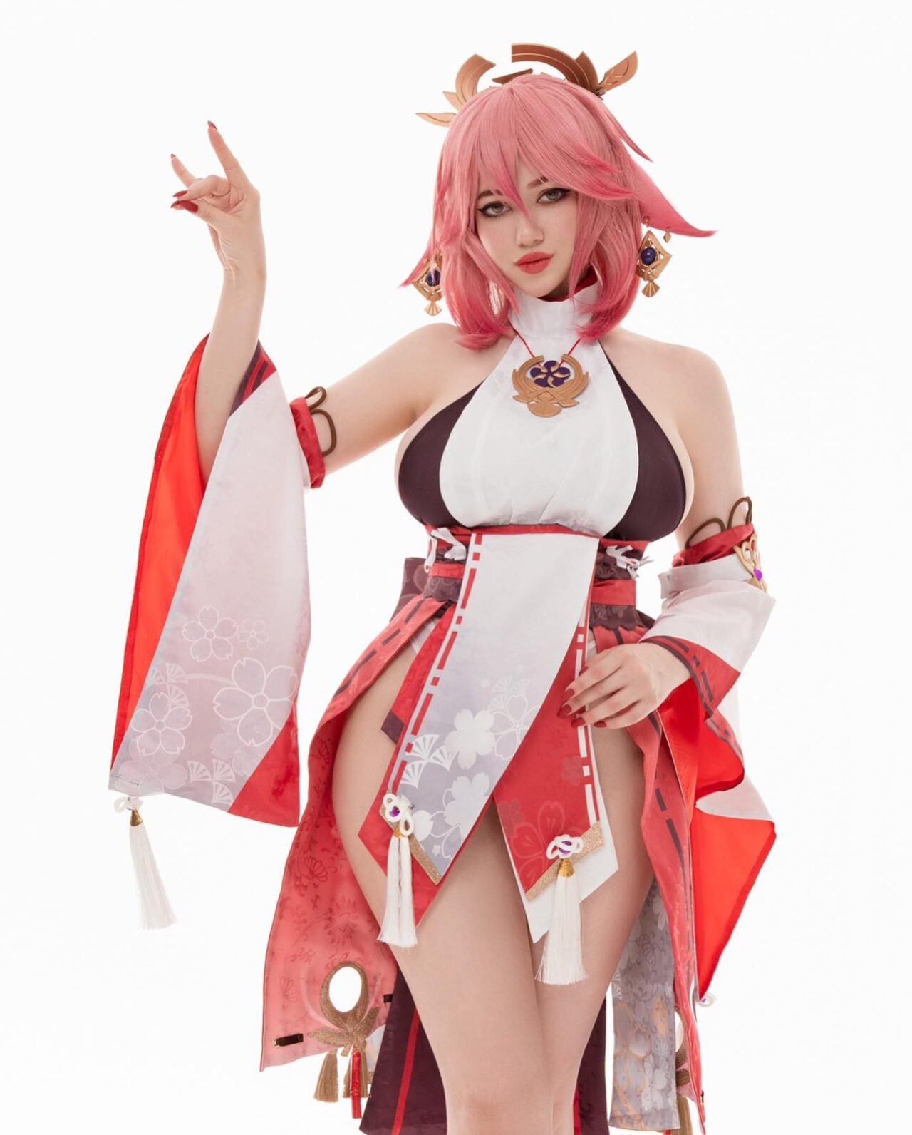 Modelo fã de Genshin Impact fez um encantador cosplay da Yae Miko