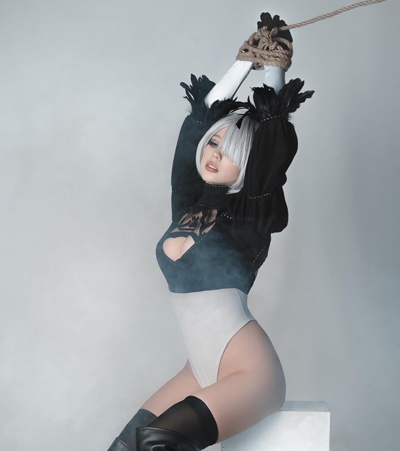 Cosplayer ucraniana impressiona com deslumbrante cosplay da androide 2B de Nier: Automata