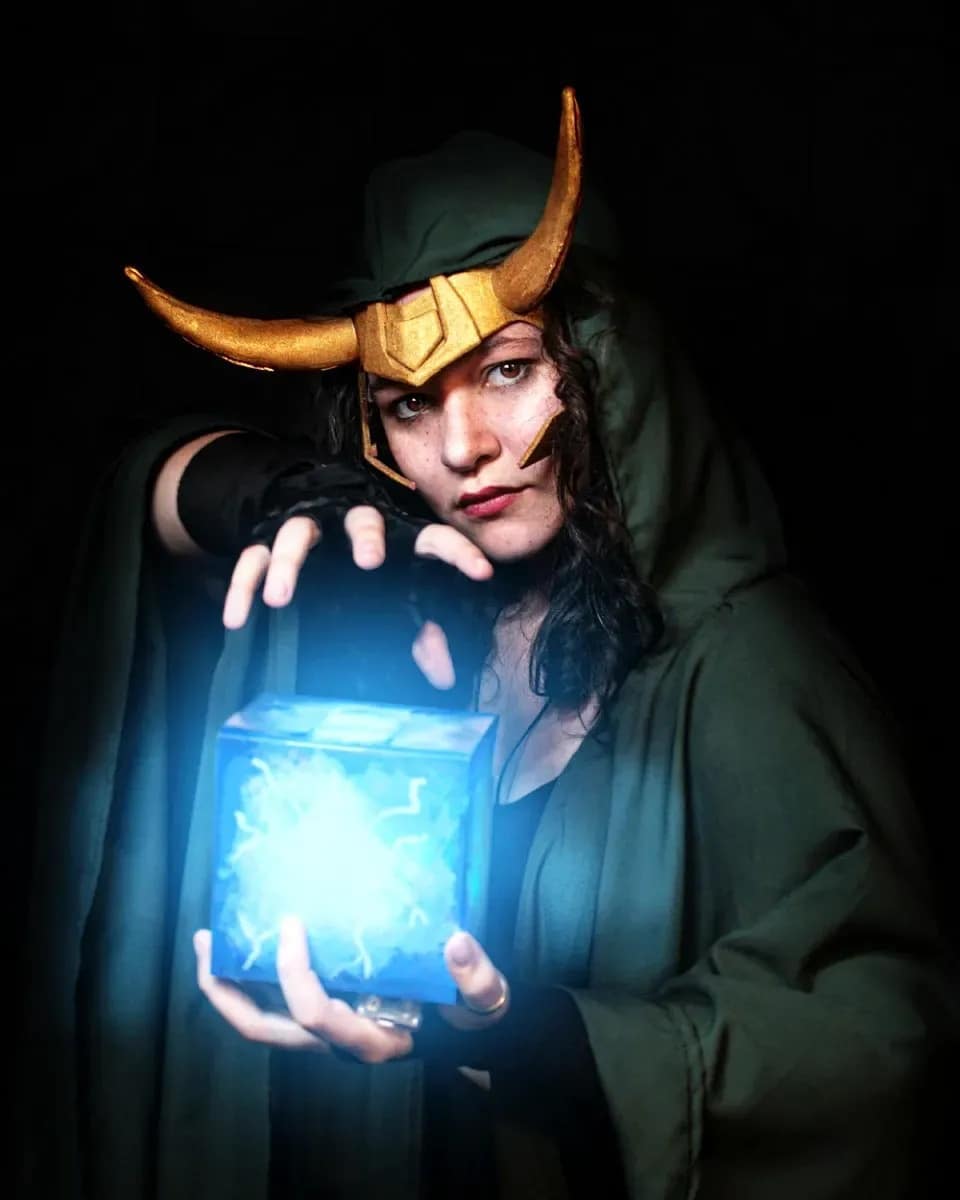Cosplayer miura_senpai brilha com interpretação impecável e surpreendente de Lady Loki