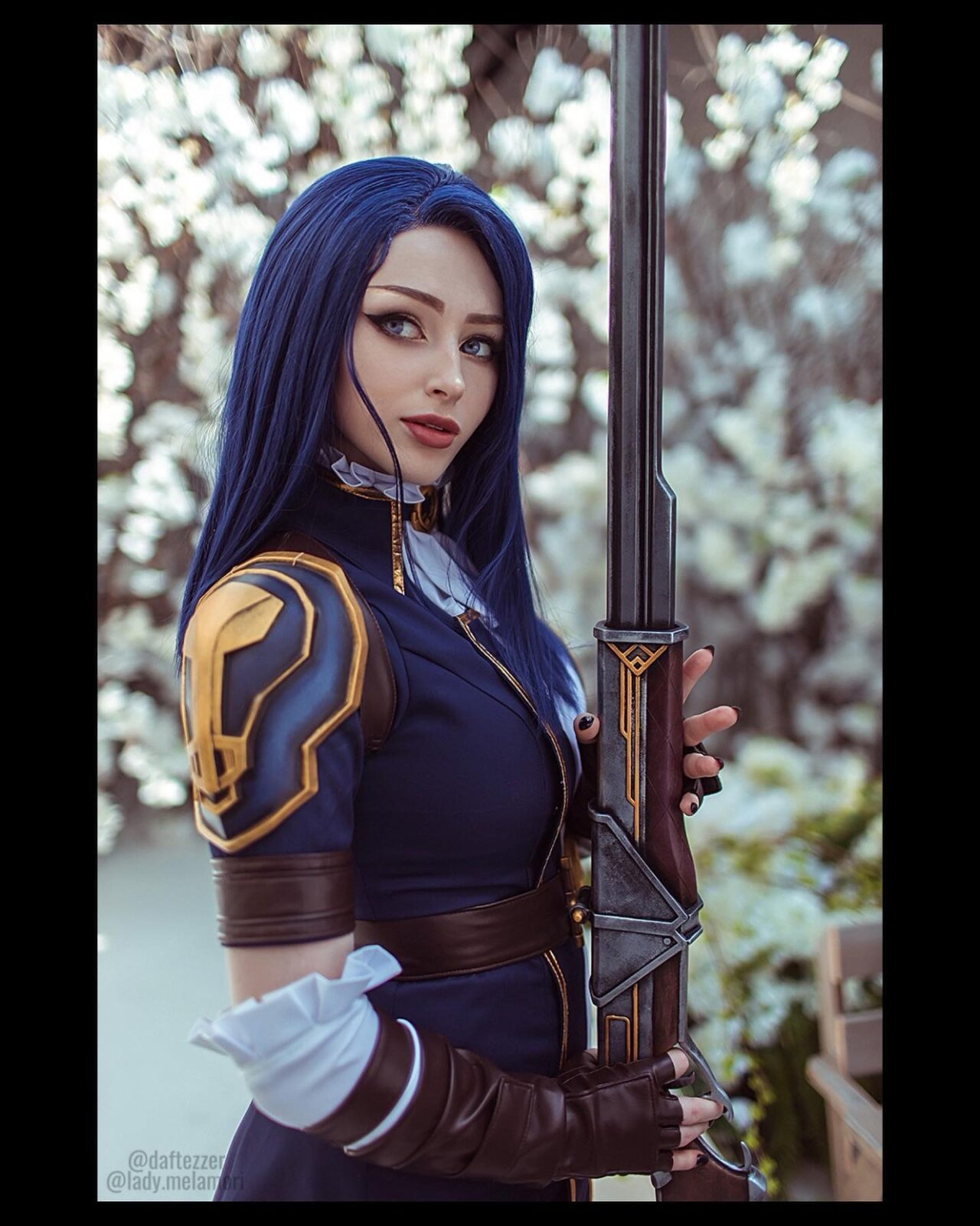 Modelo melamori.cosplay fez um apaixonante cosplay da Caitlyn de League of Legends