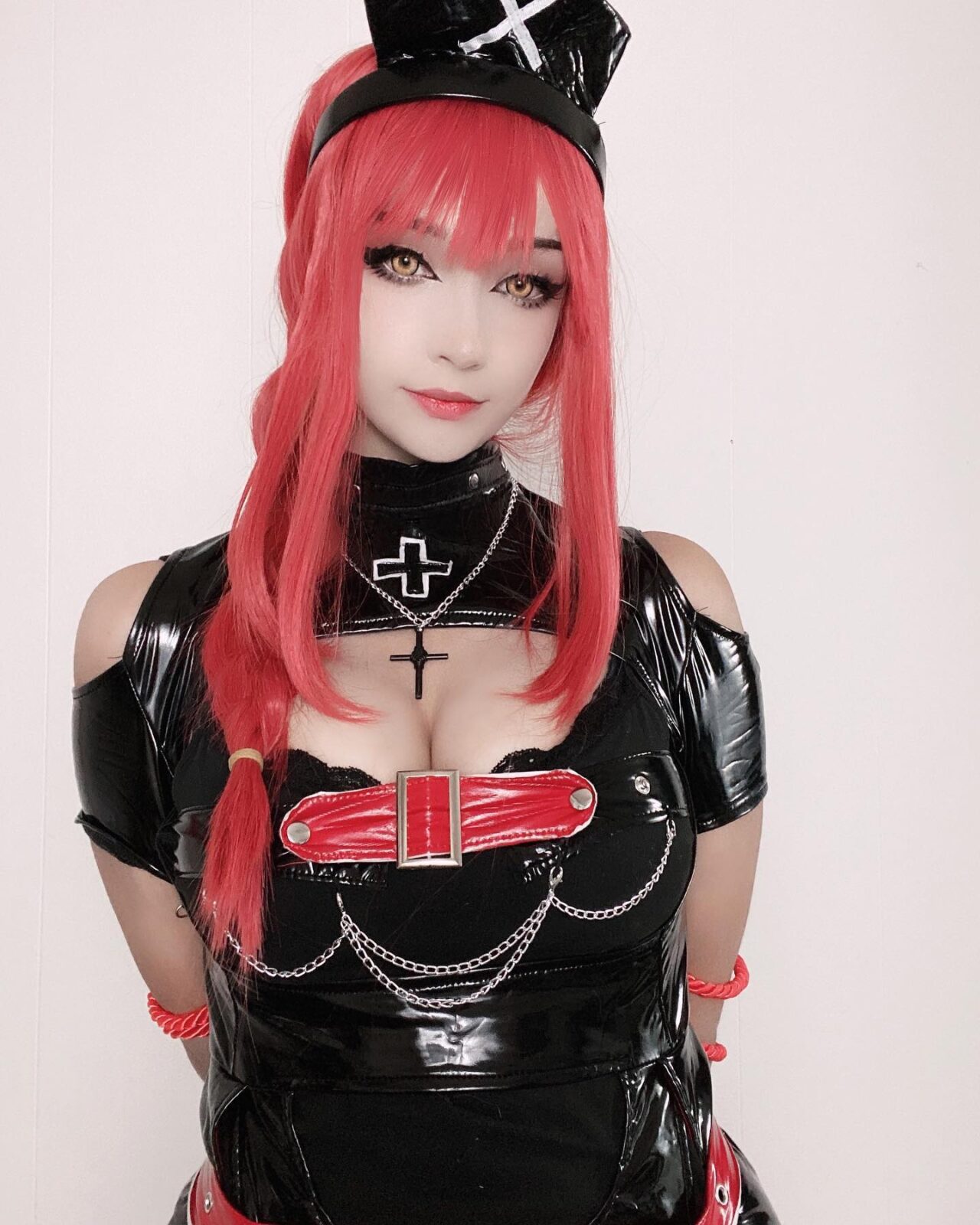 Modelo skyexsummers fez um picante cosplay da Makima de Chainsaw Man