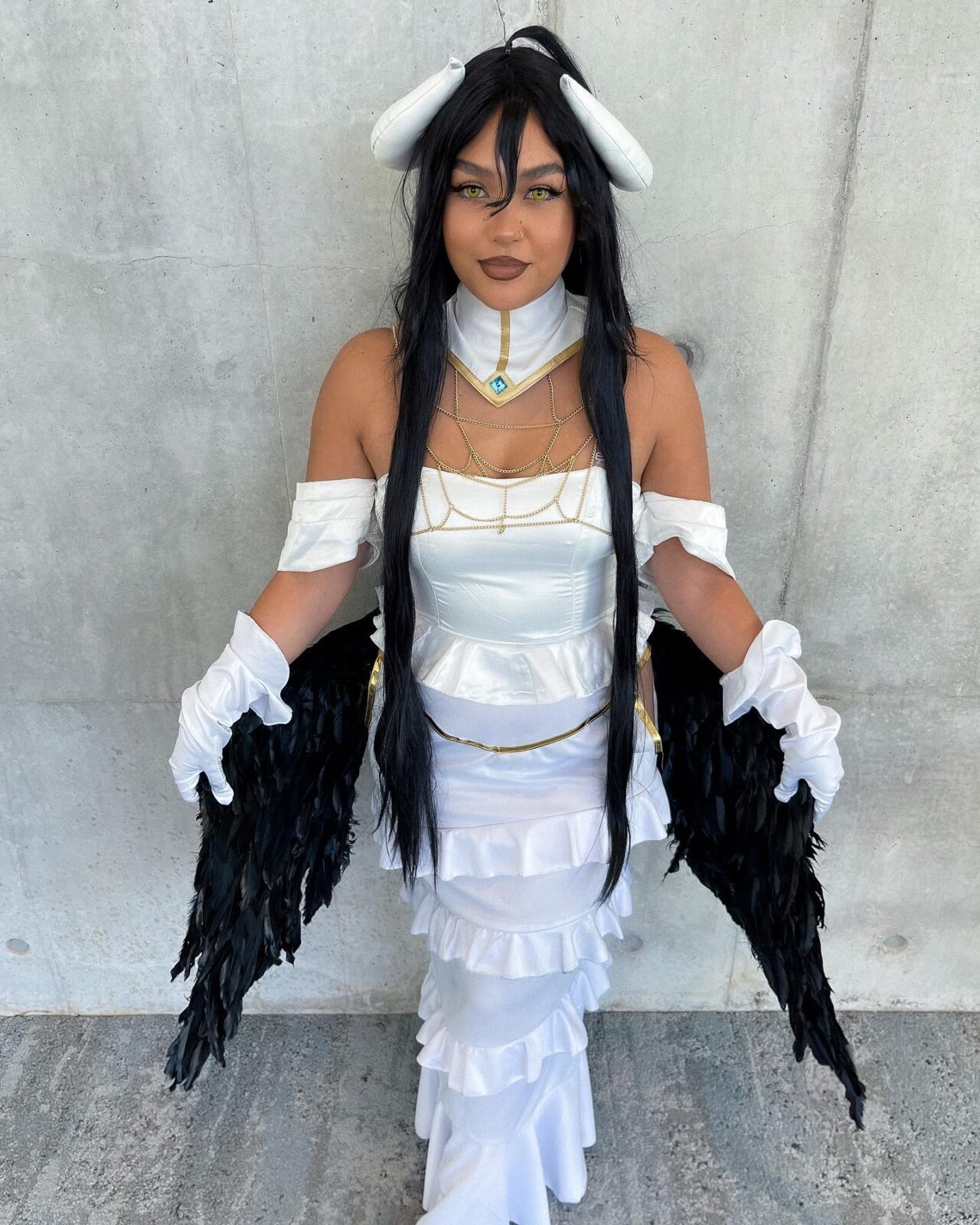 Modelo princesscorncobb encanta com um apaixonante cosplay da Albedo de Overlord