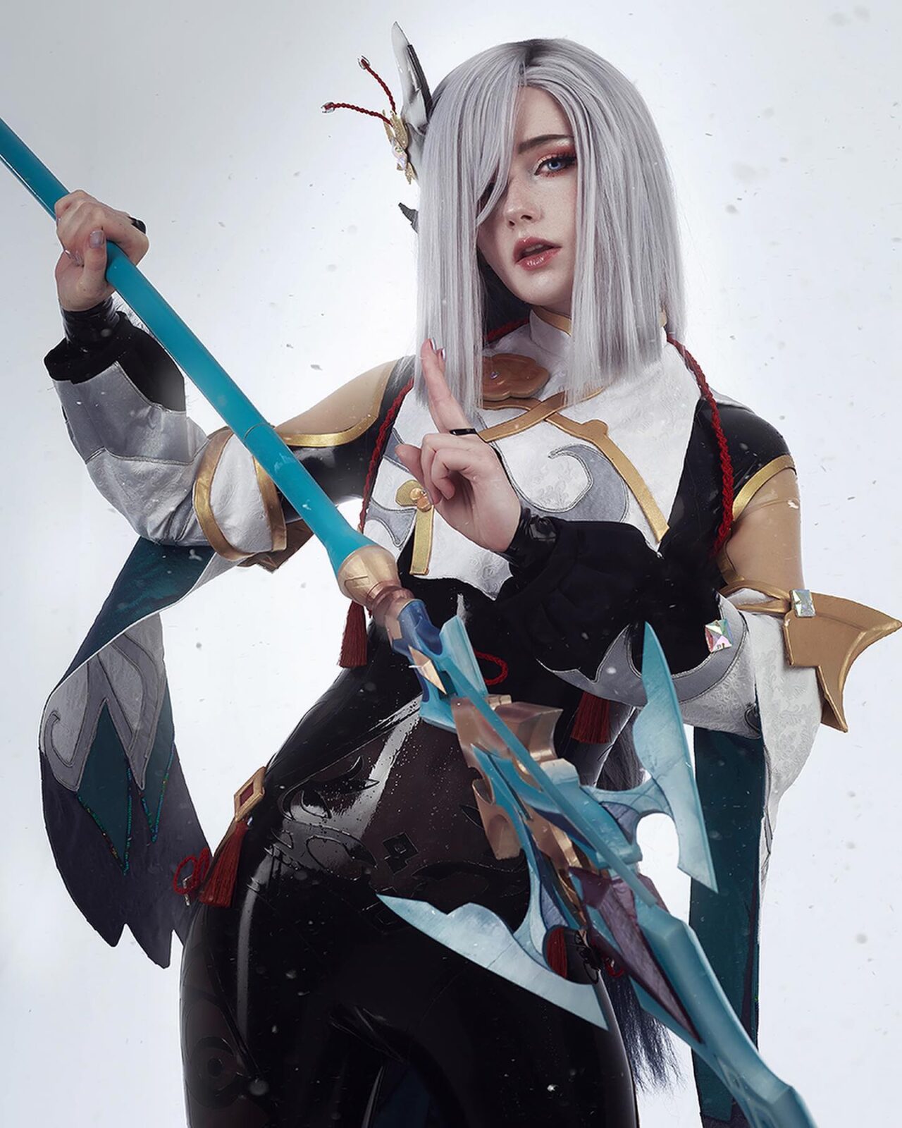 Esse cosplay da Shenhe de Genhsin Impact vai congelar o seu coração