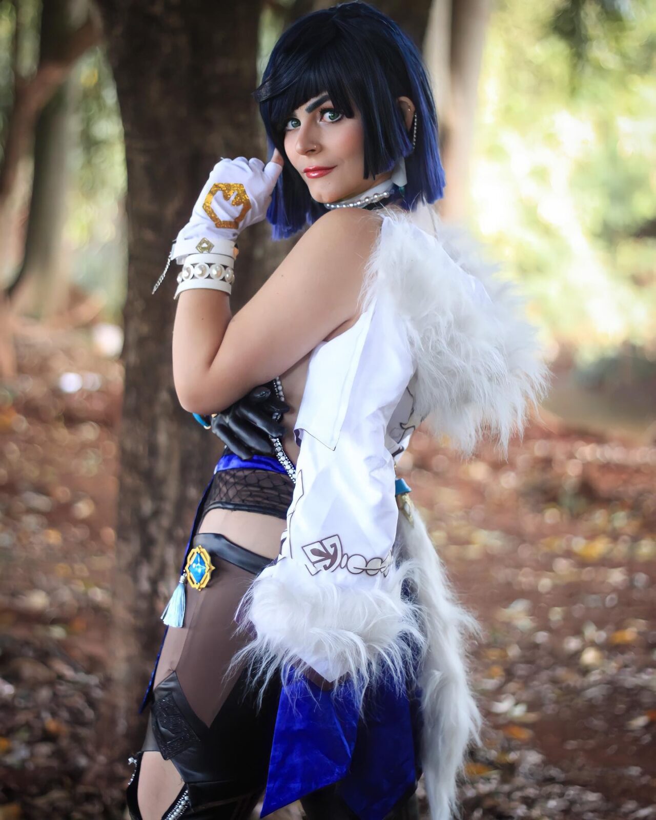 Modelo brasileira brilha com envolvente cosplay da Yelan de Genshin Impact