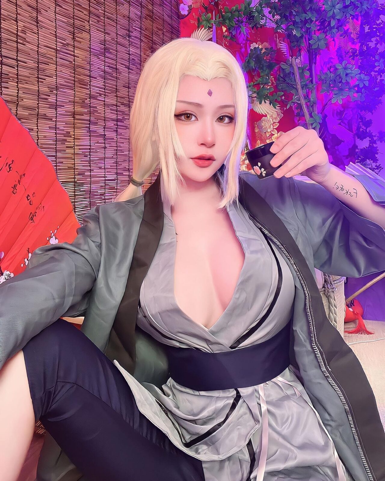 Modelo mazikeen_salvatore_ fez um sedutor cosplay da Tsunade de Naruto