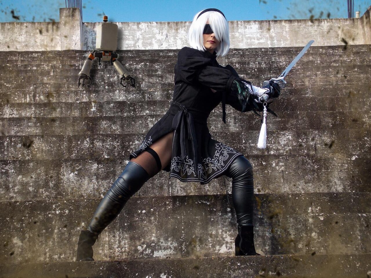 Deslumbrante cosplay da encantadora Androide 2B por fã de Nier: Automata