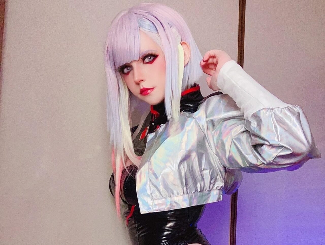 Modelo alexy_sky_ fez um ousado cosplay da Lucy de Cyberpunk