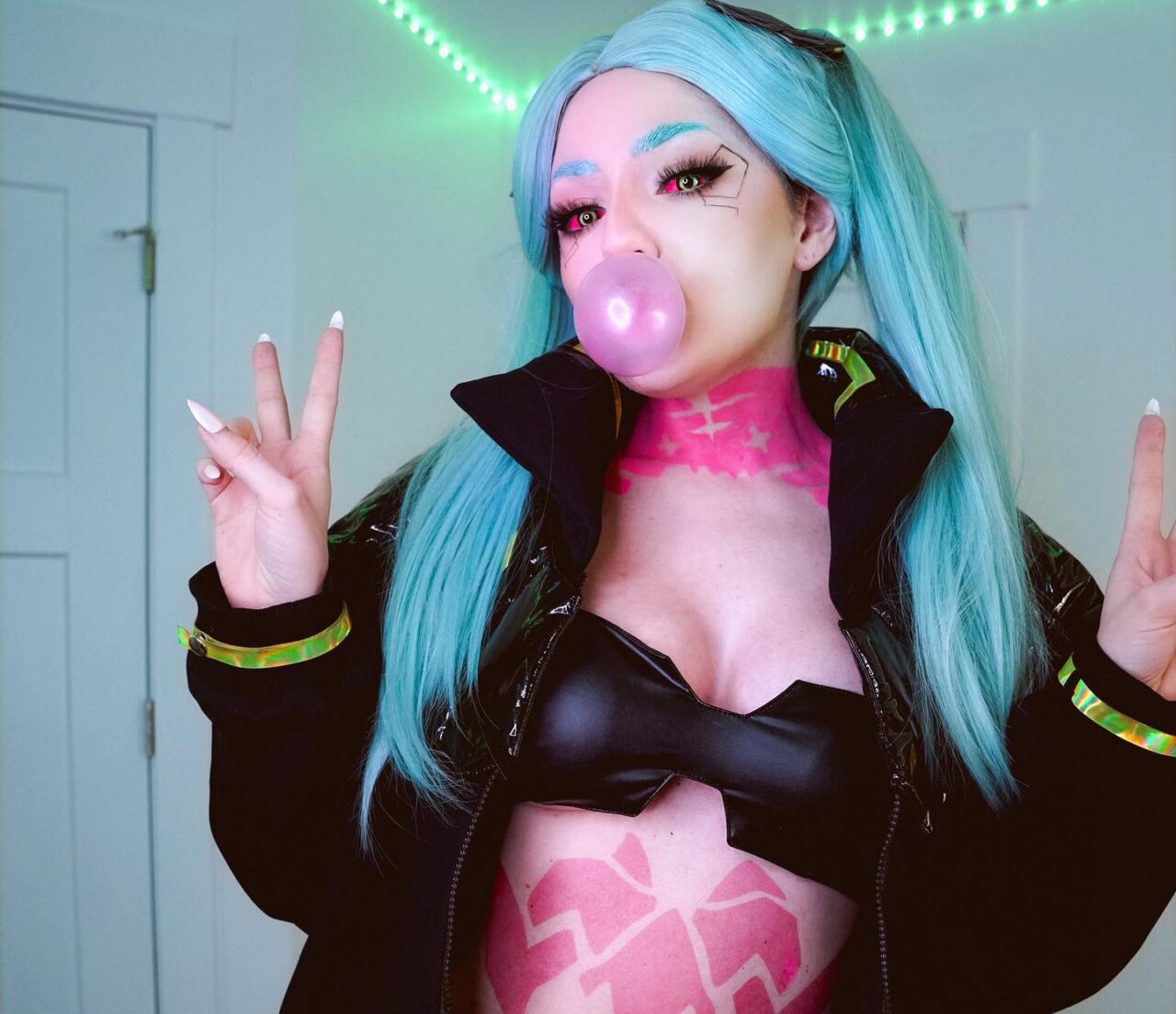 Modelo kaezuko.cos surpreende com um lindo cosplay da Rebecca de Cyberpunk