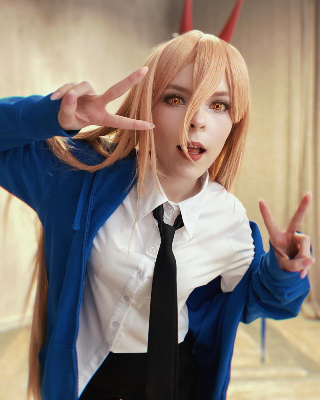 Modelo _mukha fez um apaixonante cosplay da Power de Chainsaw Man