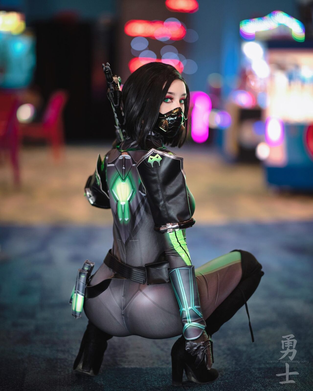 Modelo deslumbra com espetacular cosplay da poderosa Viper de Valorant