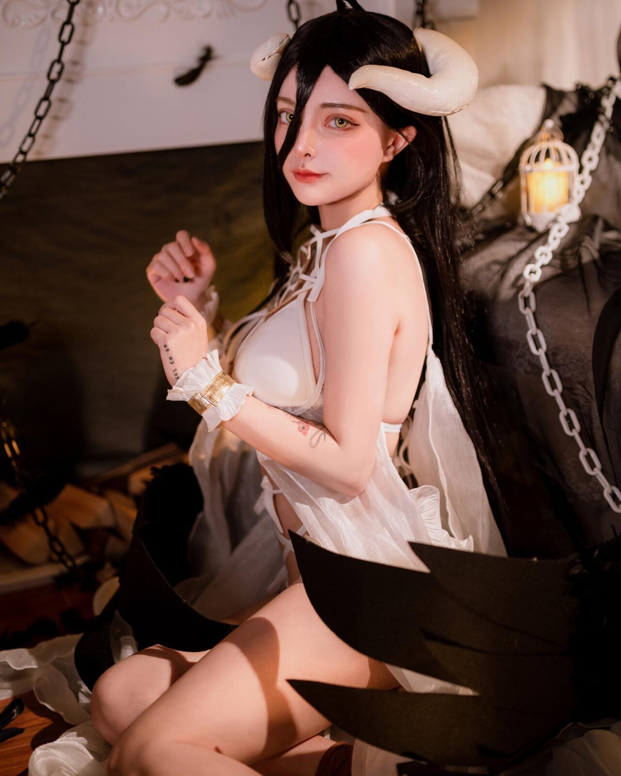 Modelo indonésia encanta com impecável cosplay de Albedo de Overlord