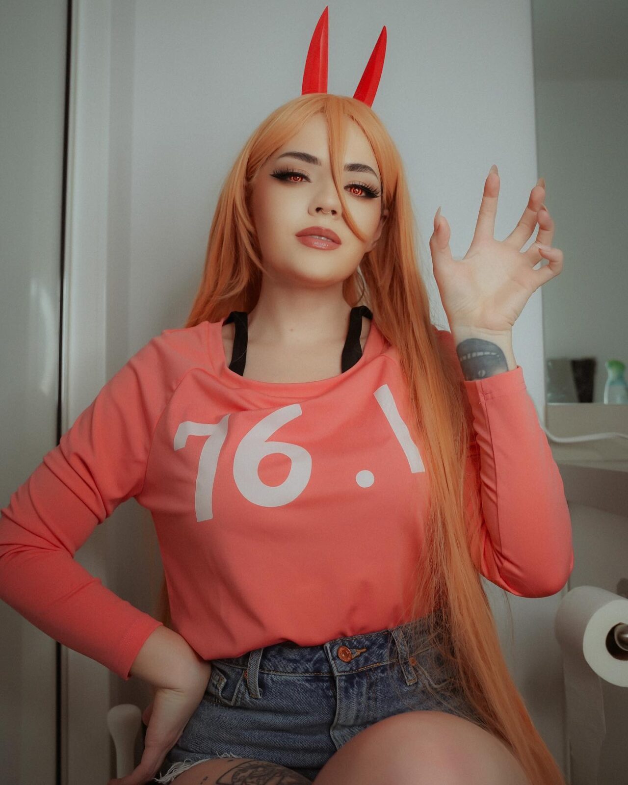 Fã brilha com espetacular cosplay da poderosa Power de Chainsaw Man