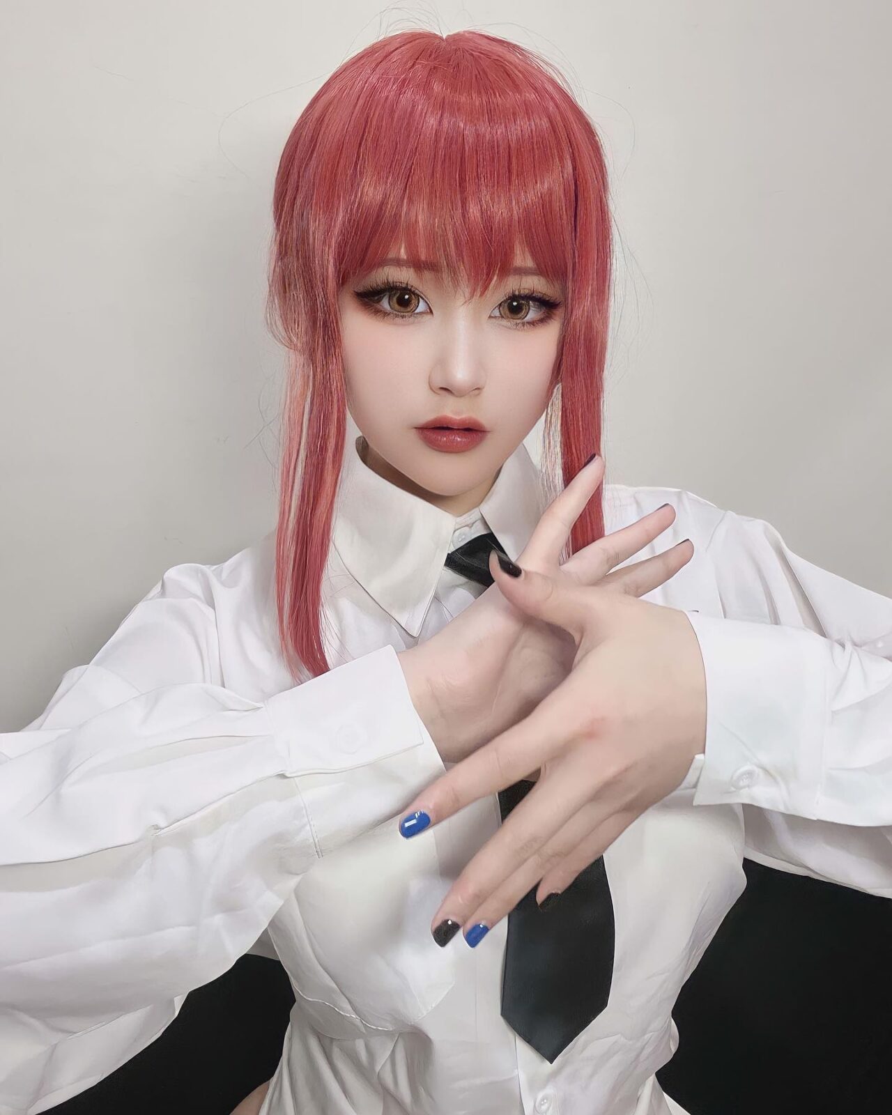 Modelo chinesa encanta com um lindo cosplay da Makima de Chainsaw Man