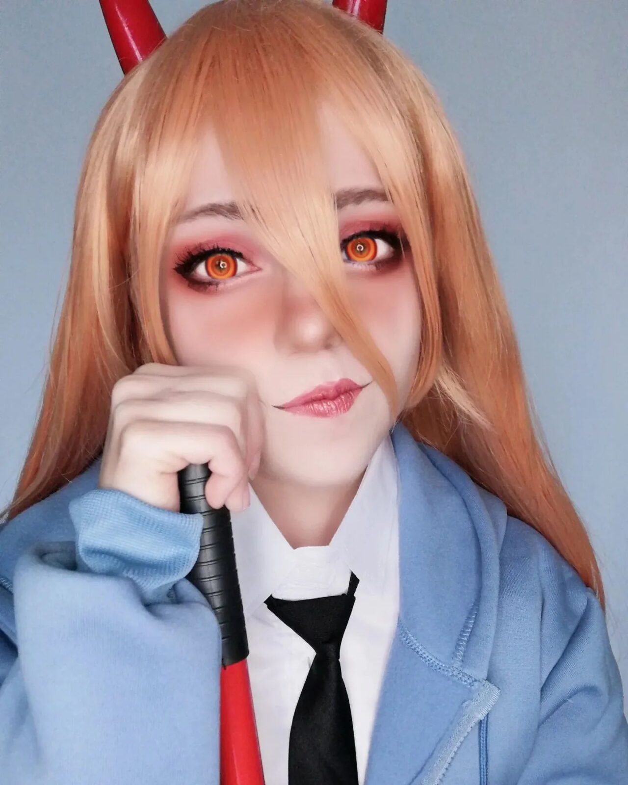 Cosplayer recria deslumbrante interpretação da formidável Power de Chainsaw Man