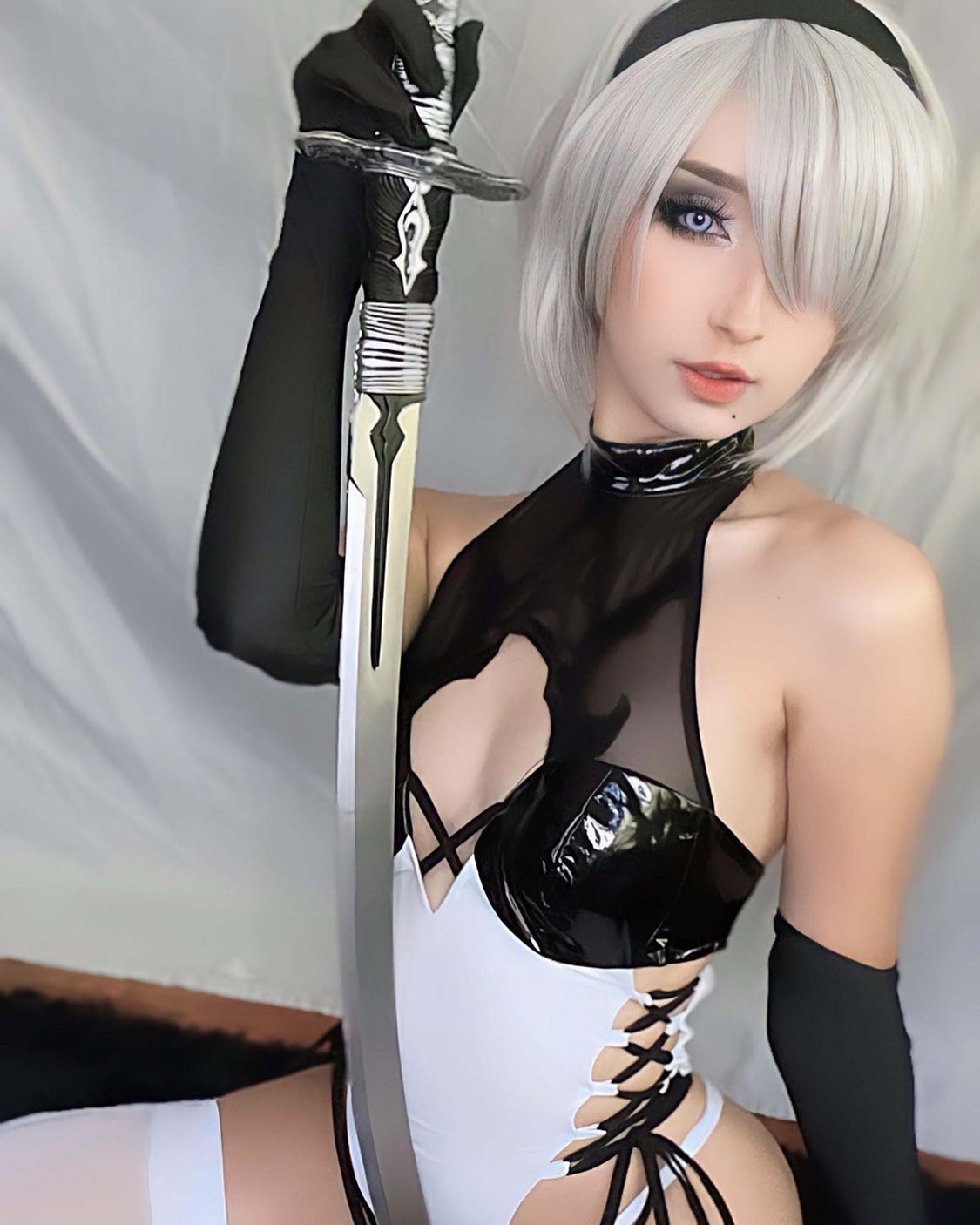 Modelo charming_kitsune fez um instigante cosplay da 2B de Nier Automata