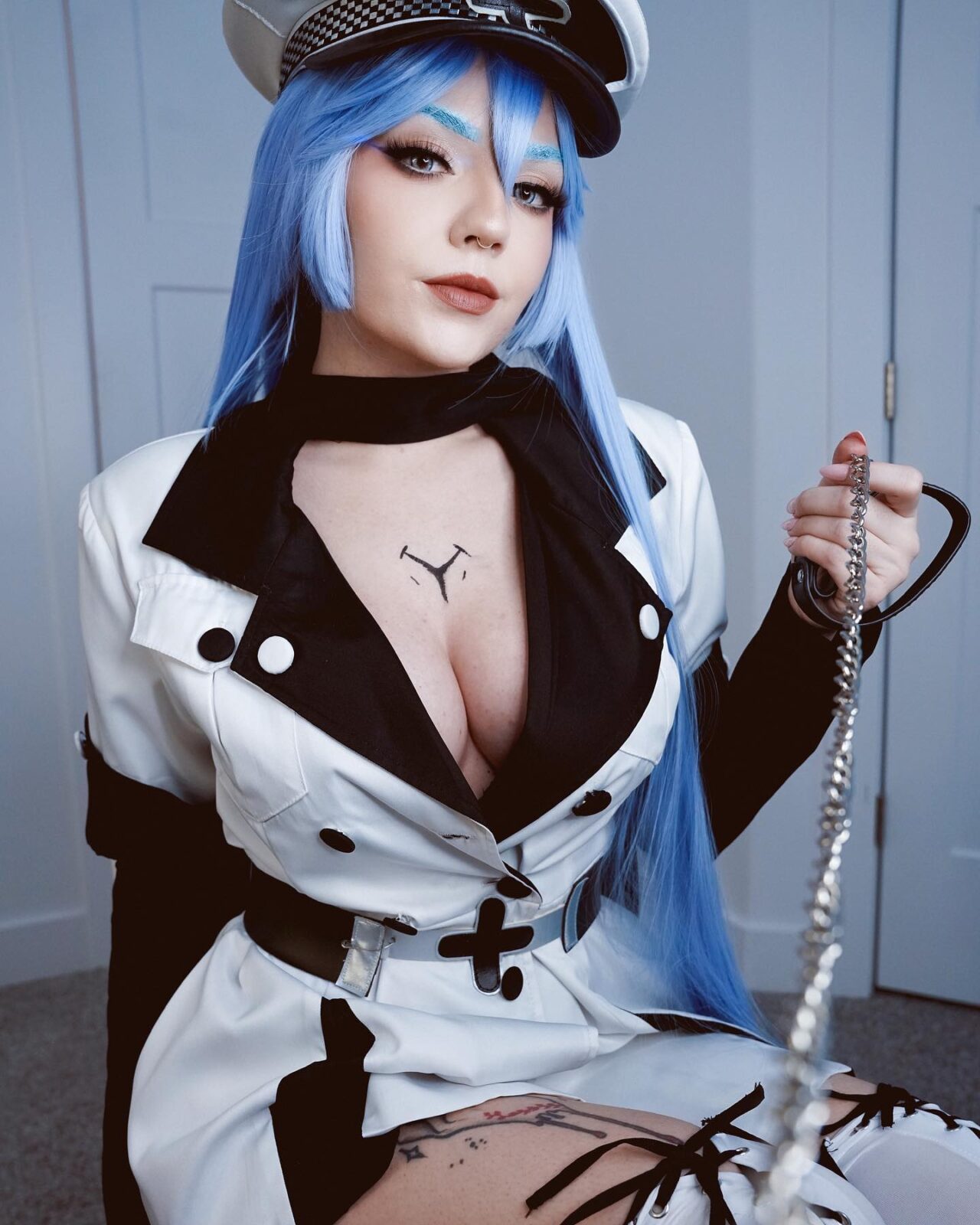 Modelo kaezuko.cos deslumbra com impressionante transformação em um belíssimo cosplay de Esdeath de Akame Ga Kill